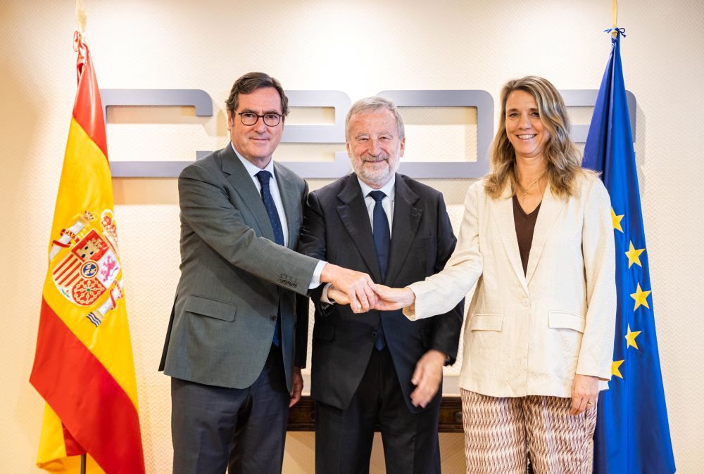 De izquierda a derecha, el presidente de la CEOE, Antonio Garamendi, el presidente de CaixaBank, Tomás Muniesa, y la presidenta de CEPYME, Ángela de Miguel | Cedida De izquierda a derecha, el presidente de la CEOE, Antonio Garamendi, el presidente de CaixaBank, Tomás Muniesa, y la presidenta de CEPYME, Ángela de Miguel | Cedida