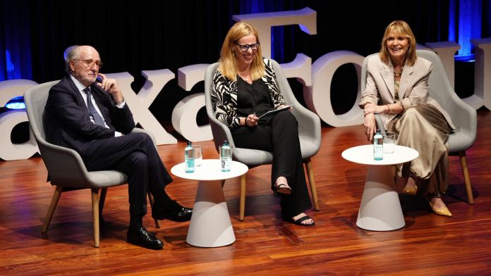 El president de Repsol, Antoni Brufau, i la presidenta de la Diputació de Barcelona, Lluïsa Moret, en una conversa amb la rectora de la UOC, Àngels Fitó | Cedida El president de Repsol, Antoni Brufau, i la presidenta de la Diputació de Barcelona, Lluïsa Moret, en una conversa amb la rectora de la UOC, Àngels Fitó | Cedida