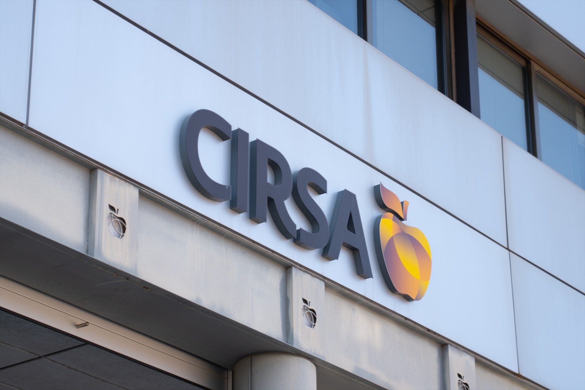 El logo de Cirsa a la façana de la seu operativa de Terrassa | David Zorrakino (Europa Press)