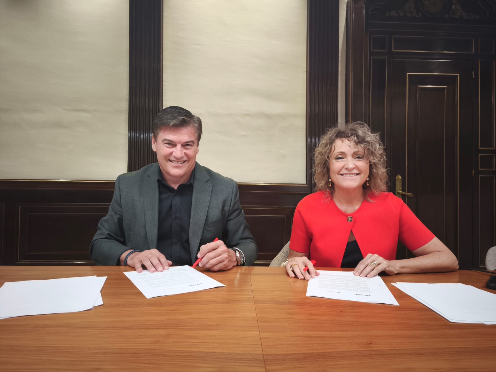 El presidente de Pimec, Antoni Cañete, y la directora territorial de Banco Santander en Catalunya, Sonia Colomar | Cedida El presidente de Pimec, Antoni Cañete, y la directora territorial de Banco Santander en Catalunya, Sonia Colomar | Cedida