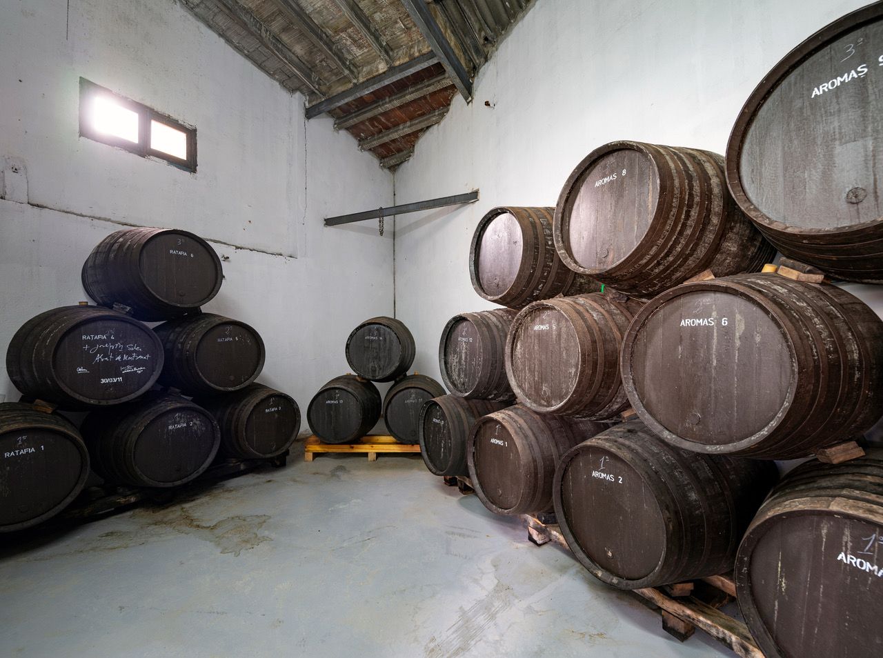 Botes del licor Aromes de Montserrat, a la fàbrica de Sant Quintí de Mediona | Antonio Guillén Botes del licor Aromes de Montserrat, a la fàbrica de Sant Quintí de Mediona | Antonio Guillén