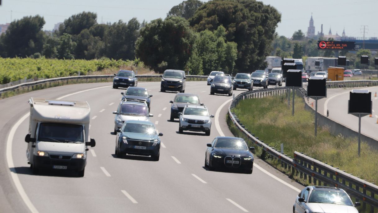 Vehicles creuant l’Alt Penedès a l’AP-7 en l’operació tornada de la Segona Pasqua | Gemma Sánchez Bonel (ACN) Vehicles creuant l’Alt Penedès a l’AP-7 en l’operació tornada de la Segona Pasqua | Gemma Sánchez Bonel (ACN)