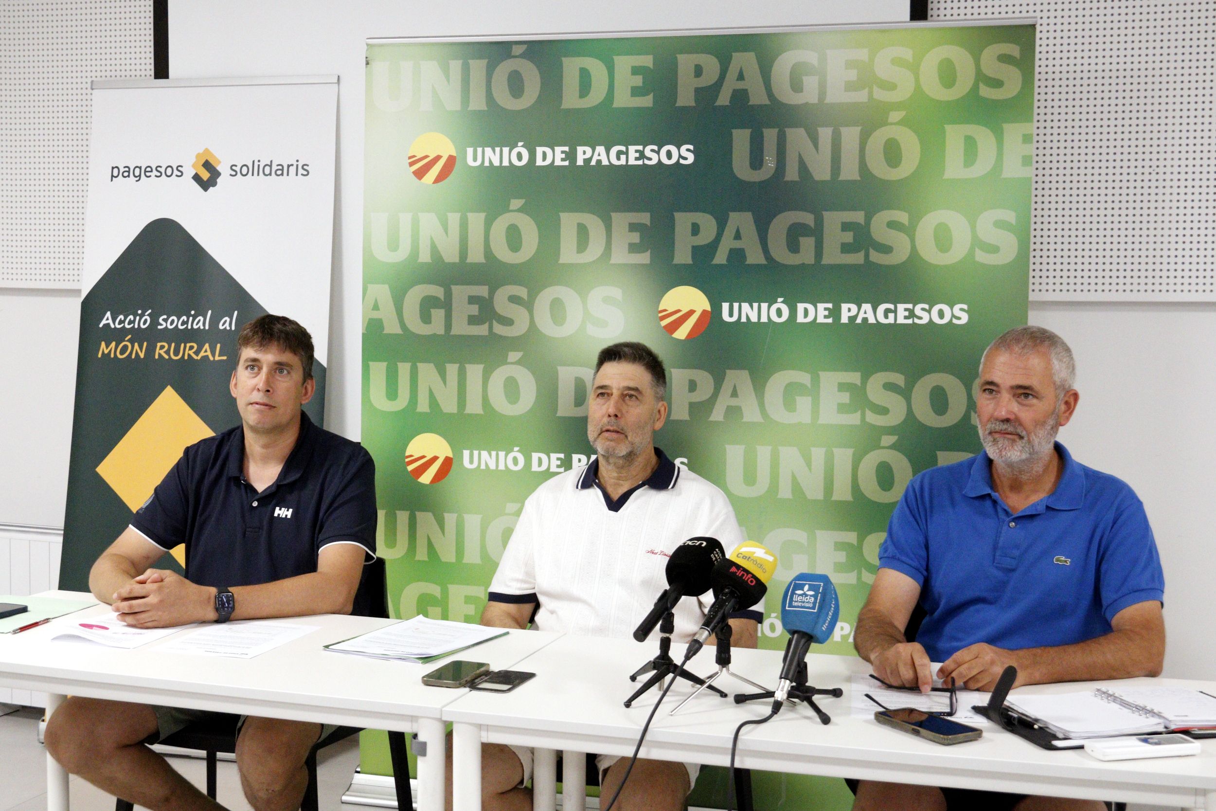 Aleix Sala, membre de la sectorial del porcí d'Unió de Pagesos; Rossend Saltiveri, responsable nacional del sector porcí; i Josep Maria Pijuan, responsable de sectors ramaders d'Unió de Pagesos | Roger Segura (ACN)