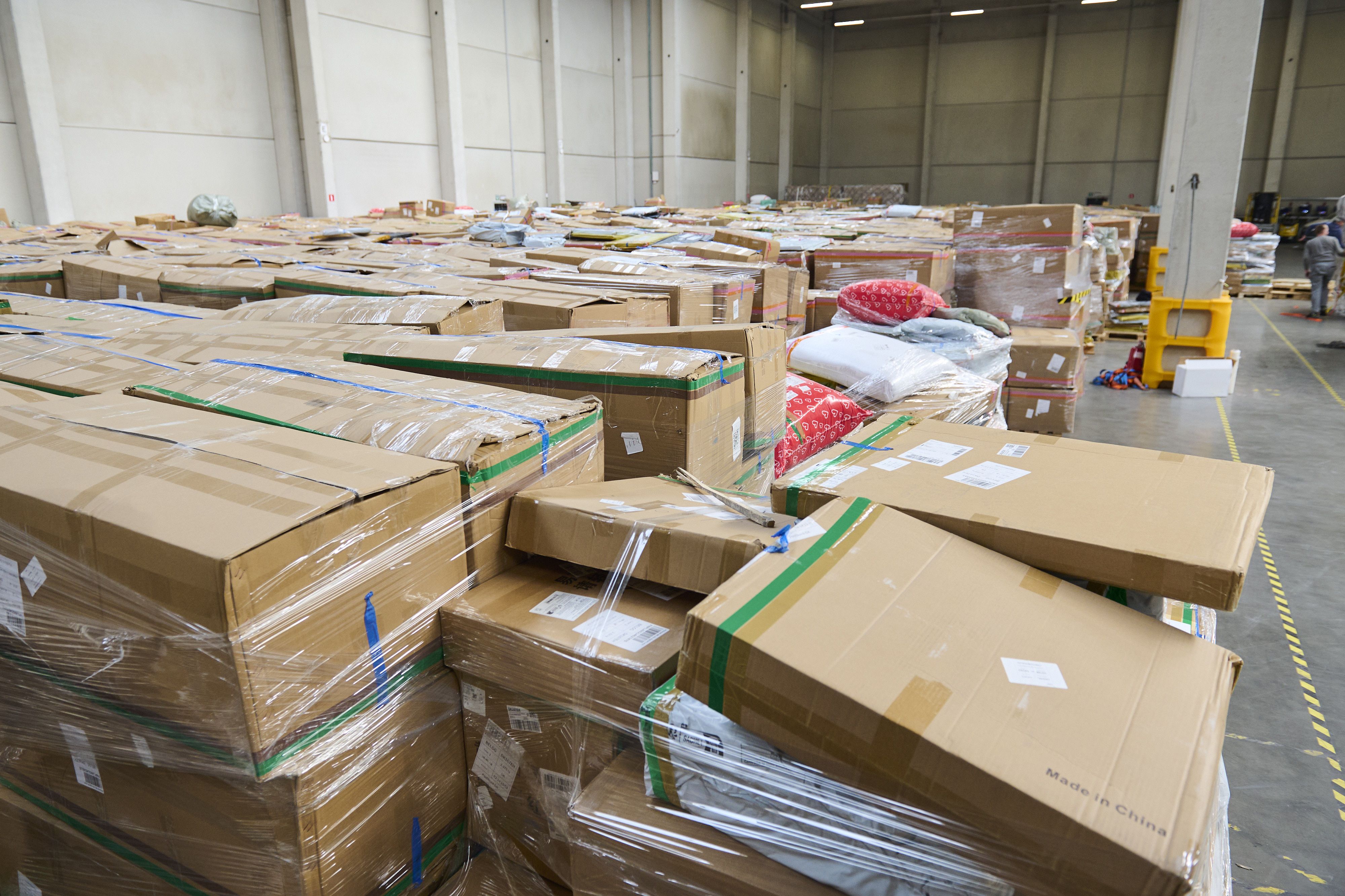 Diversos paquets de compres en línia, alguns amb productes fabricats a la Xina, a punt de ser processats pel control de duanes a l'aeroport de Lieja, a Bèlgica | Unió Europea (Kinga Majewska)