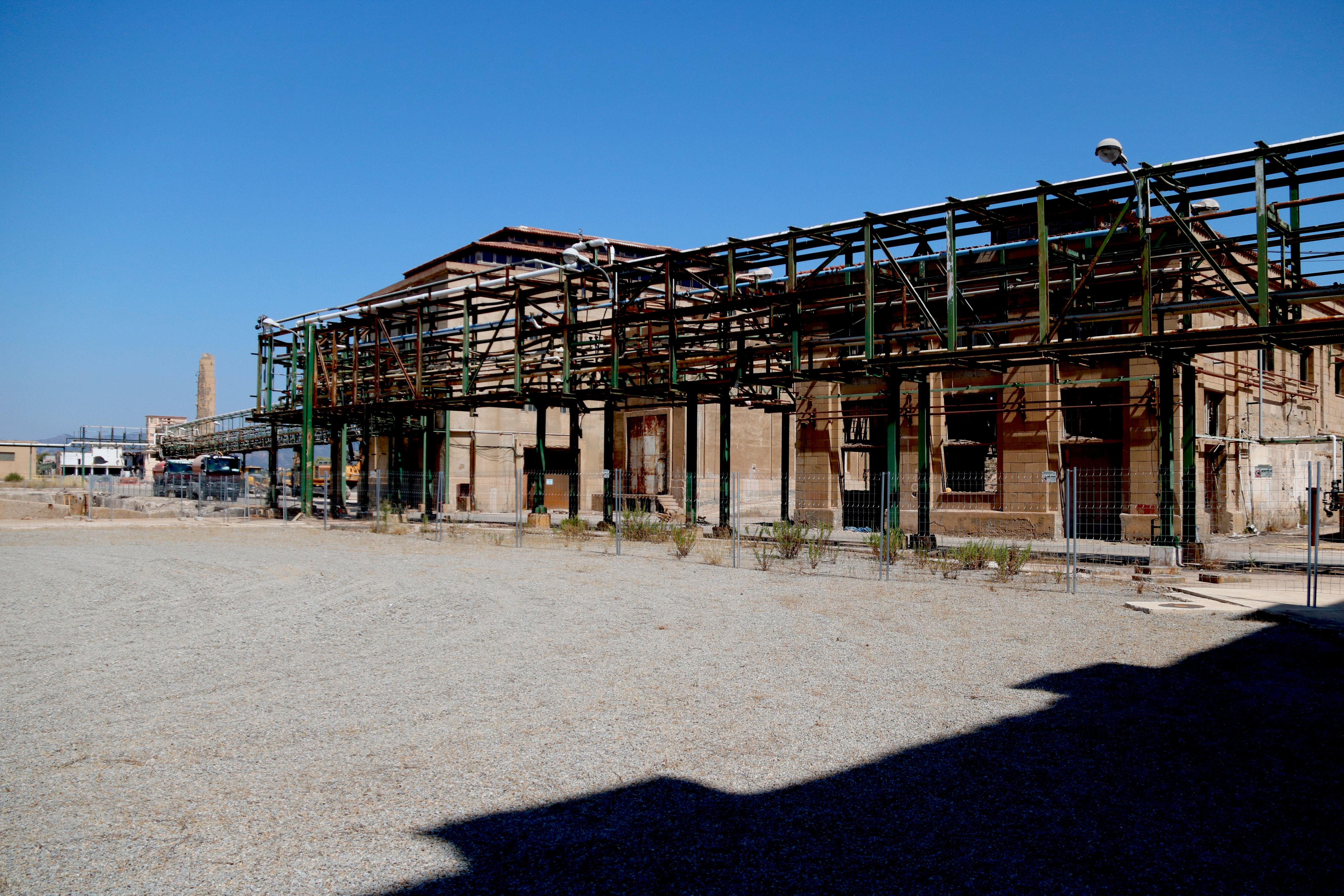 Terrenys d'Ercros on s'instal·larà la factoria de dades d'IA a Flix | Arnau Martínez / Ariadna Escoda (ACN)