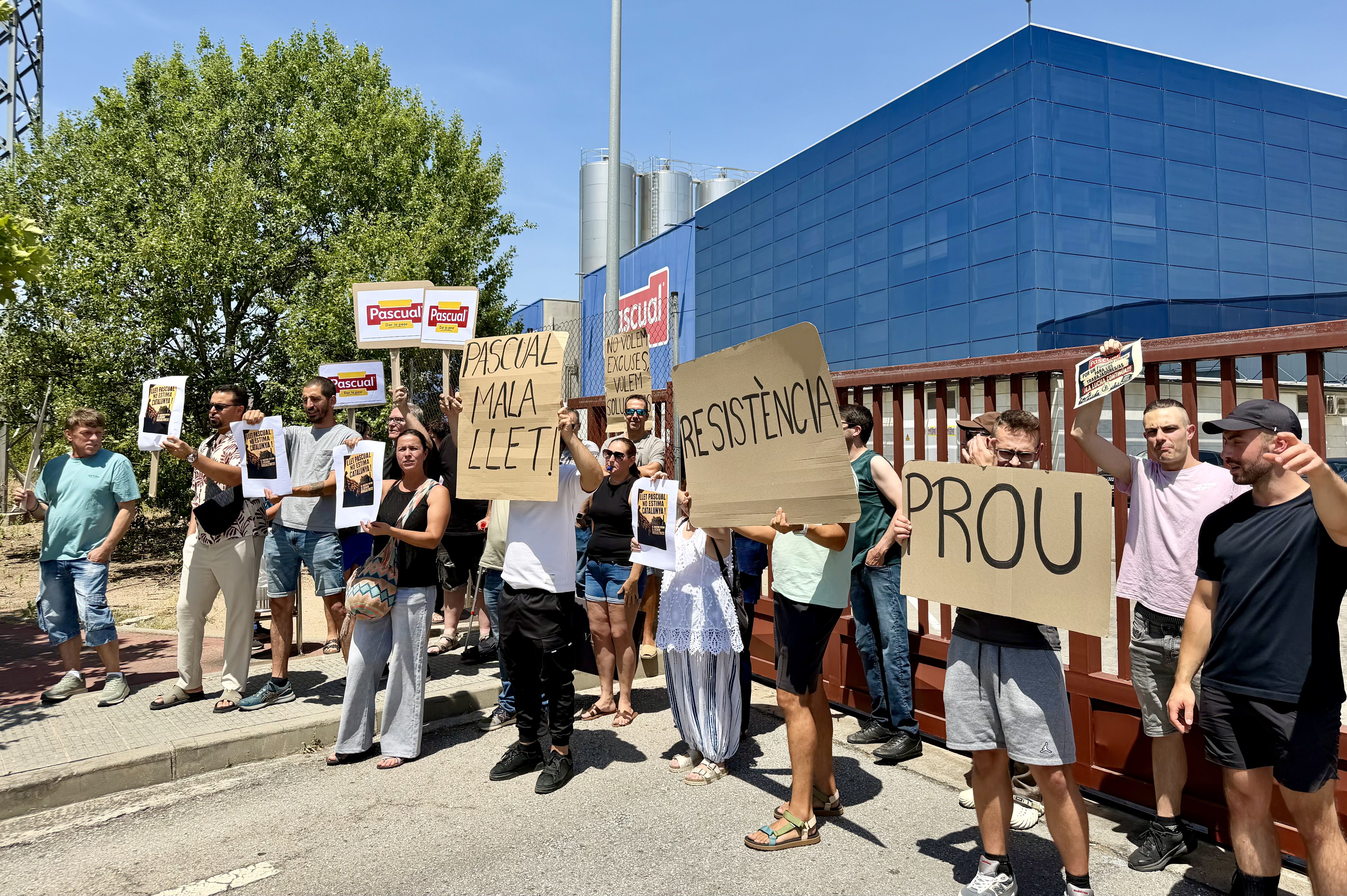 Una treintena de trabajadores se han concentrado en el exterior de la fábrica que Pascual tiene en Gurb para protestar en contra del cierre de la planta y su venta a Tarradellas | Laura Busquets (ACN) Una treintena de trabajadores se han concentrado en el exterior de la fábrica que Pascual tiene en Gurb para protestar en contra del cierre de la planta y su venta a Tarradellas | Laura Busquets (ACN)