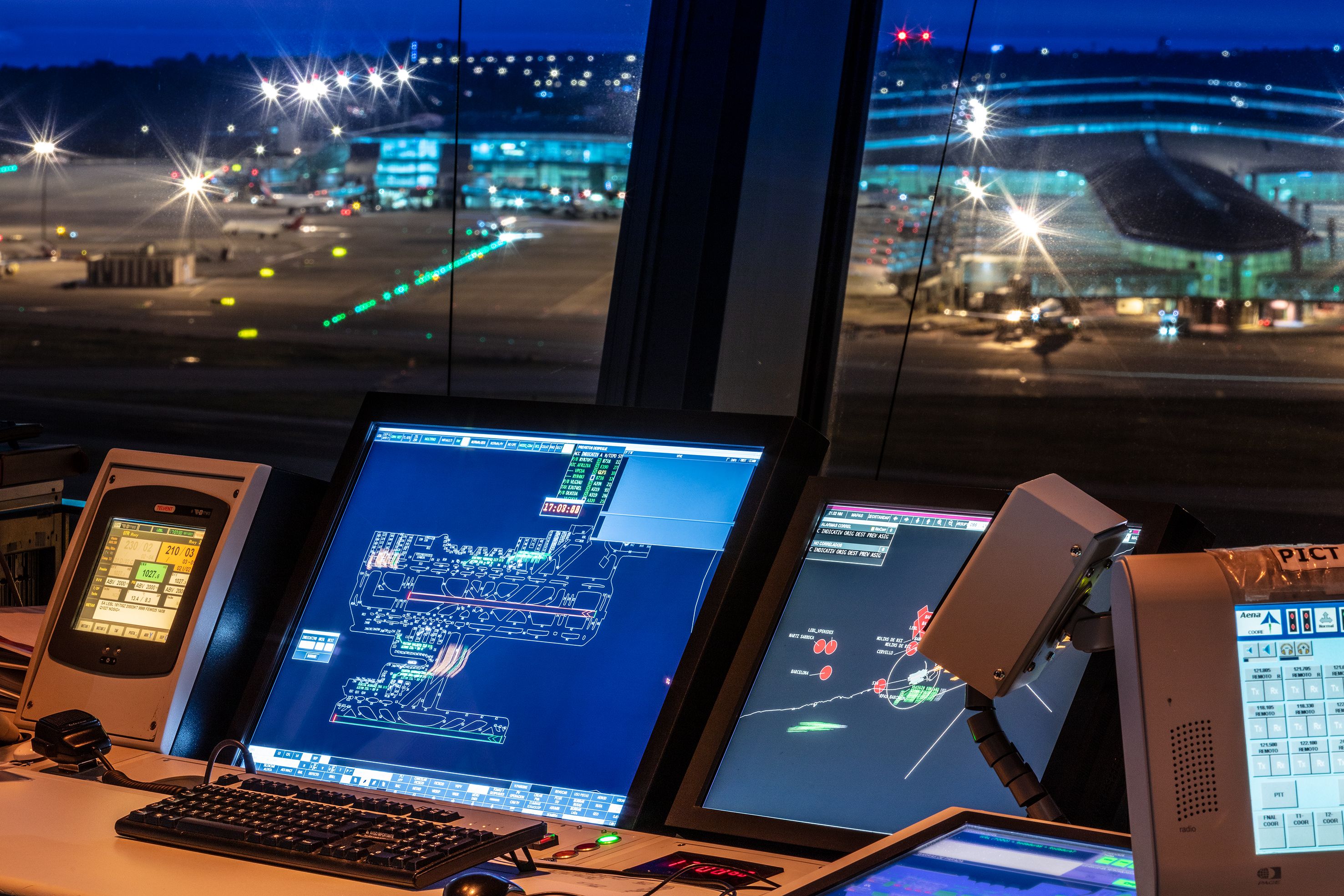 El fanal és el "cor operatiu" de la torre de control de l'Aeroport Josep Tarradellas Barcelona El Prat des d'on els treballadors d'Enaire gestionen en temps real el moviment dels avions a la infraestructura | Enaire El fanal és el "cor operatiu" de la torre de control de l'Aeroport Josep Tarradellas Barcelona El Prat des d'on els treballadors d'Enaire gestionen en temps real el moviment dels avions a la infraestructura | Enaire