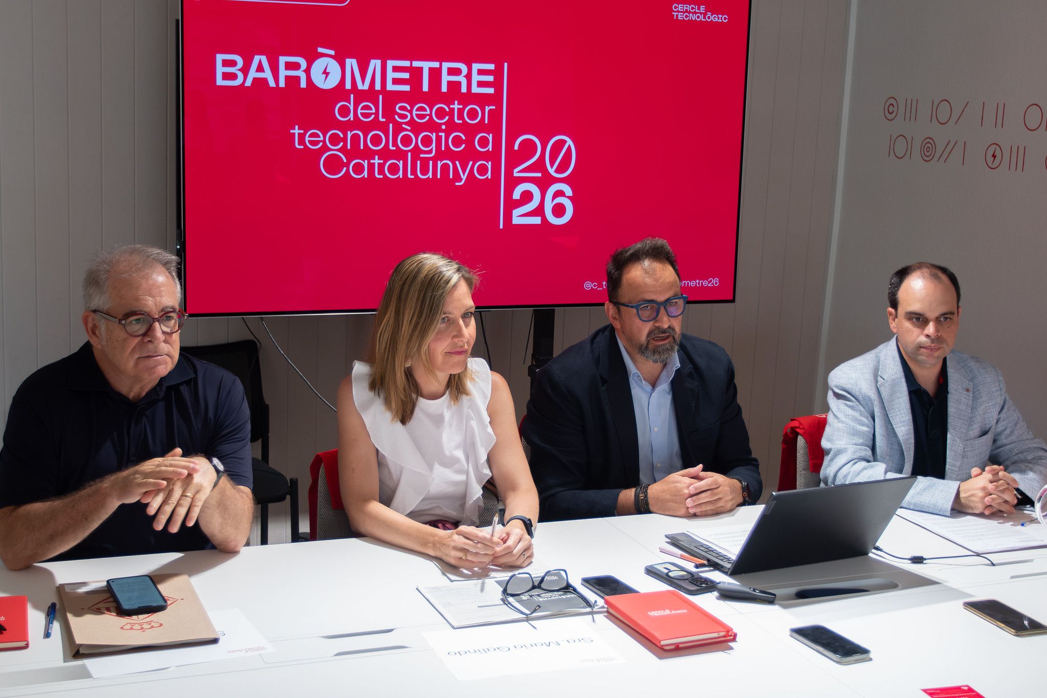 Jordi Valls, Maria Galindo, Joan Ramon Barrera i Albert Tort durant la presentació del 18è 'Baròmetre del sector tecnològic a Catalunya' | Cedida