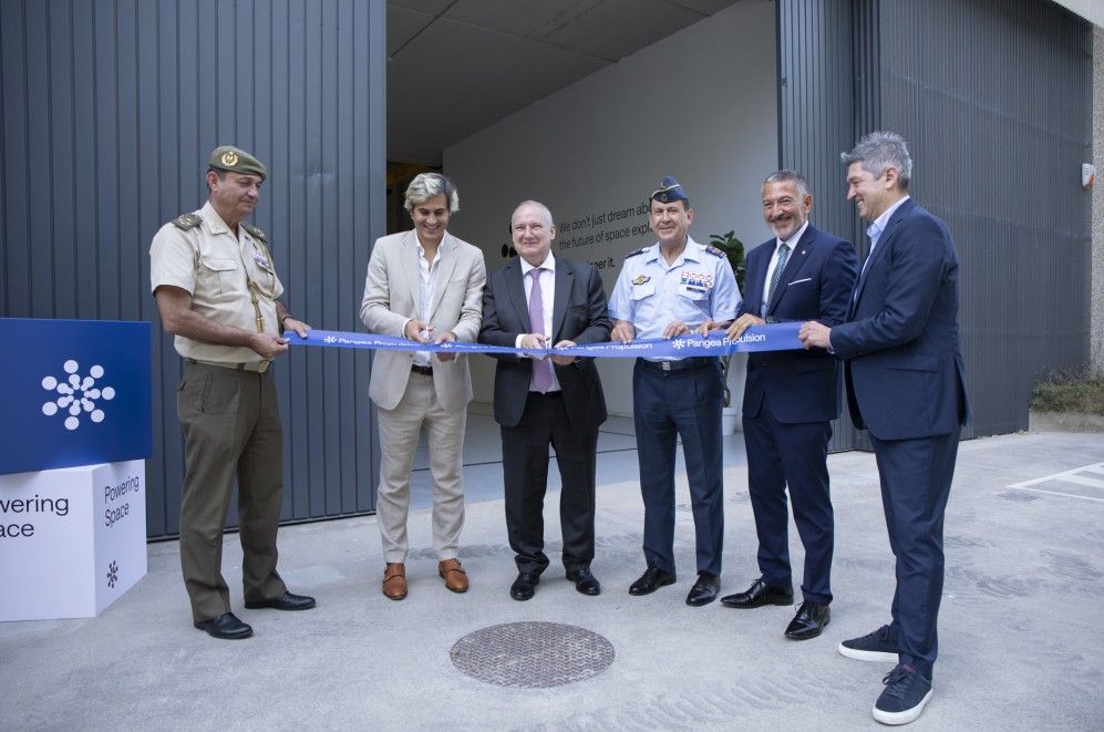 Representantes políticos con el CEO y cofundador de Pangea, Adrià Argemí, durante la inauguración de las nuevas instalaciones | Cedida
