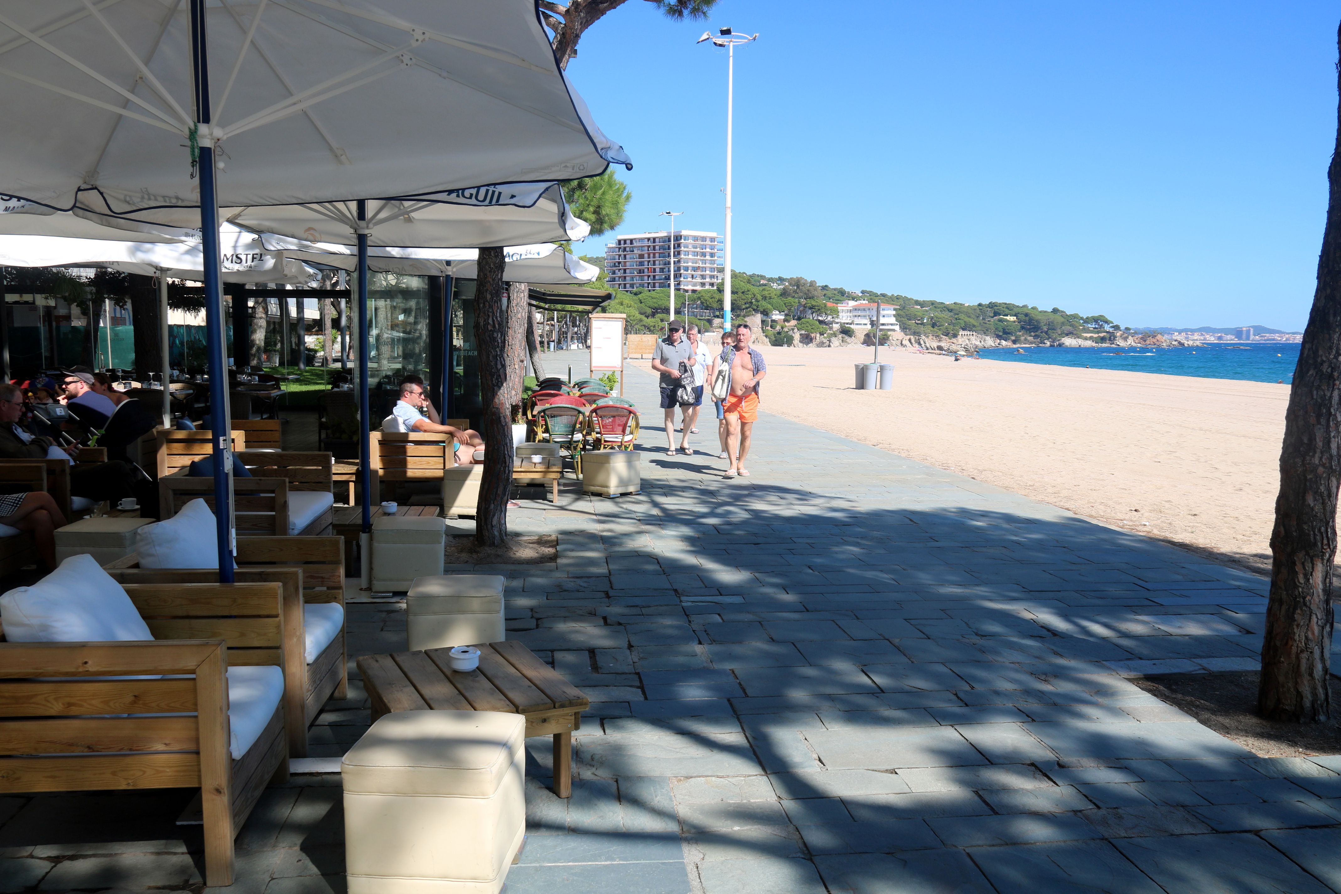 El passeig marítim de Platja d'Aro, amb una terrassa en primer pla | Xavier Pi (ACN)