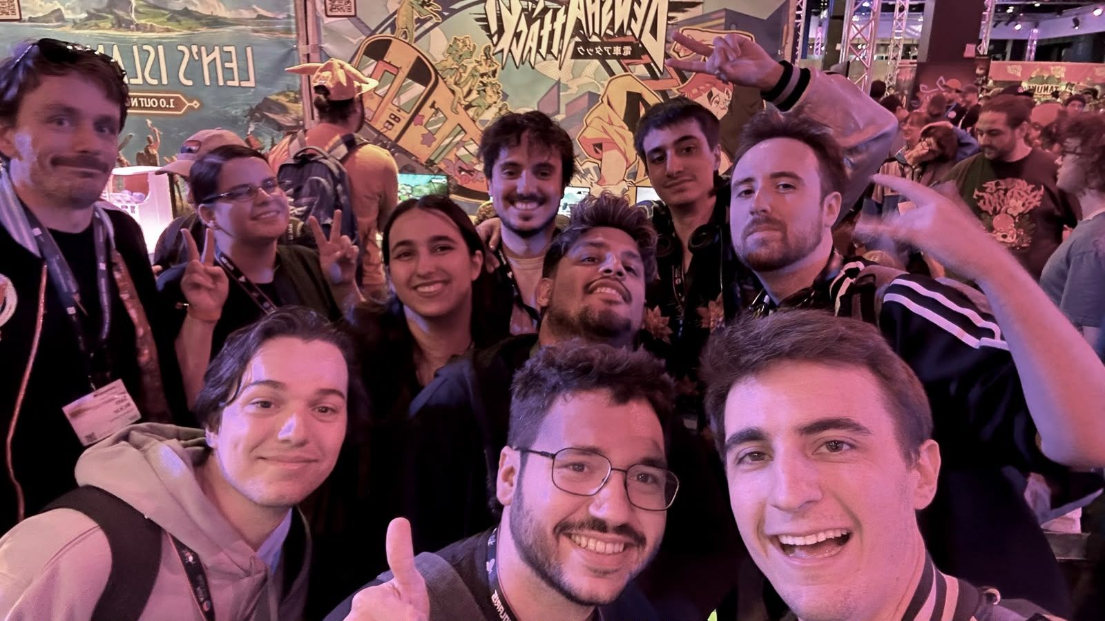 Part de l'equip d'Undercoders a l'estand a la Gamescom amb el logotip de 'Denshattack!' | Cedida