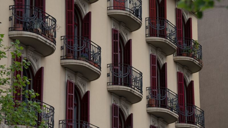Façana d’un bloc de pisos a Barcelona | David Zorrakino (Europa Press) 