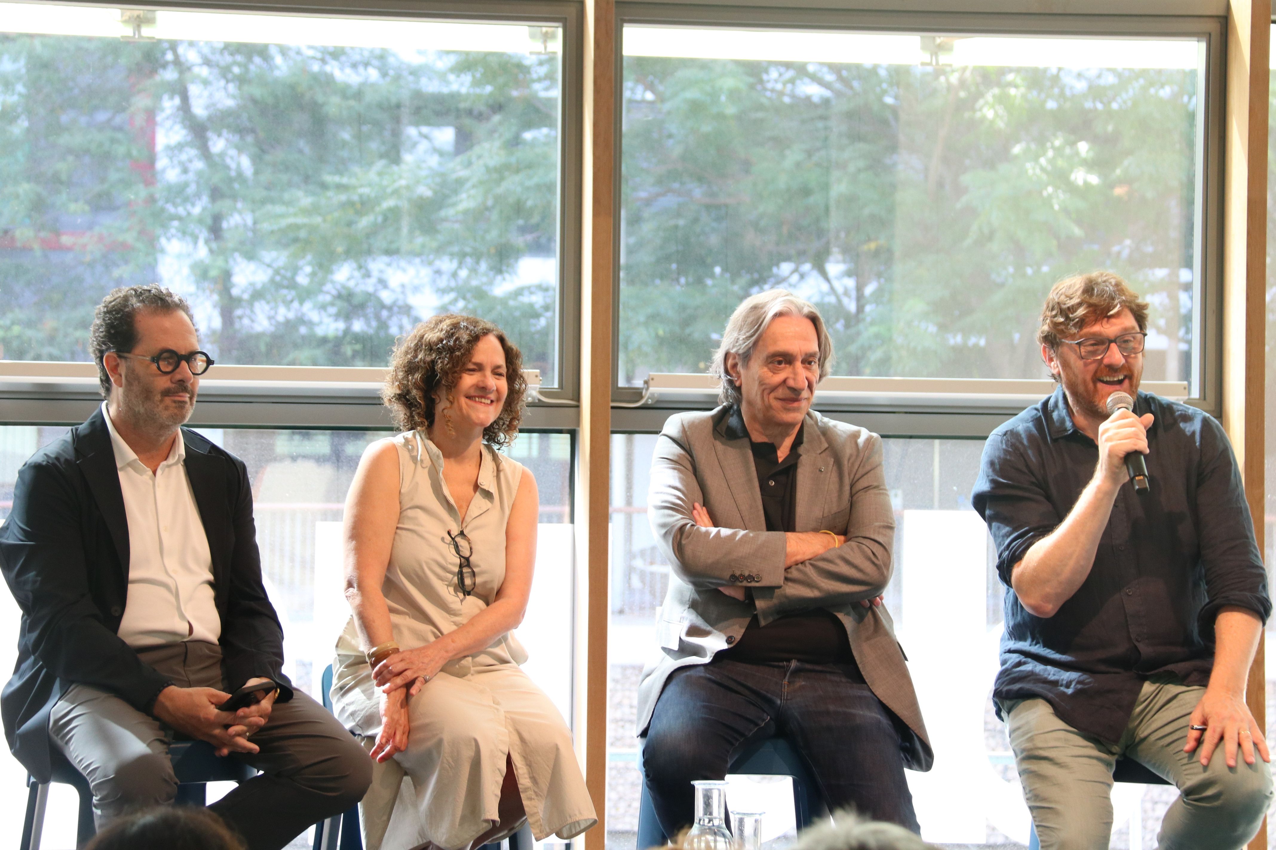 El president de la Barcelona Creativity & Design Foundation, Enric Jové, la consellera de Cultura, Sònia Hernández, el president de la Barcelona Creativity & Design Foundation, Enric Jové, i el comissari del projecte, Pep Salazar, en roda de premsa | Irene Reina (ACN)