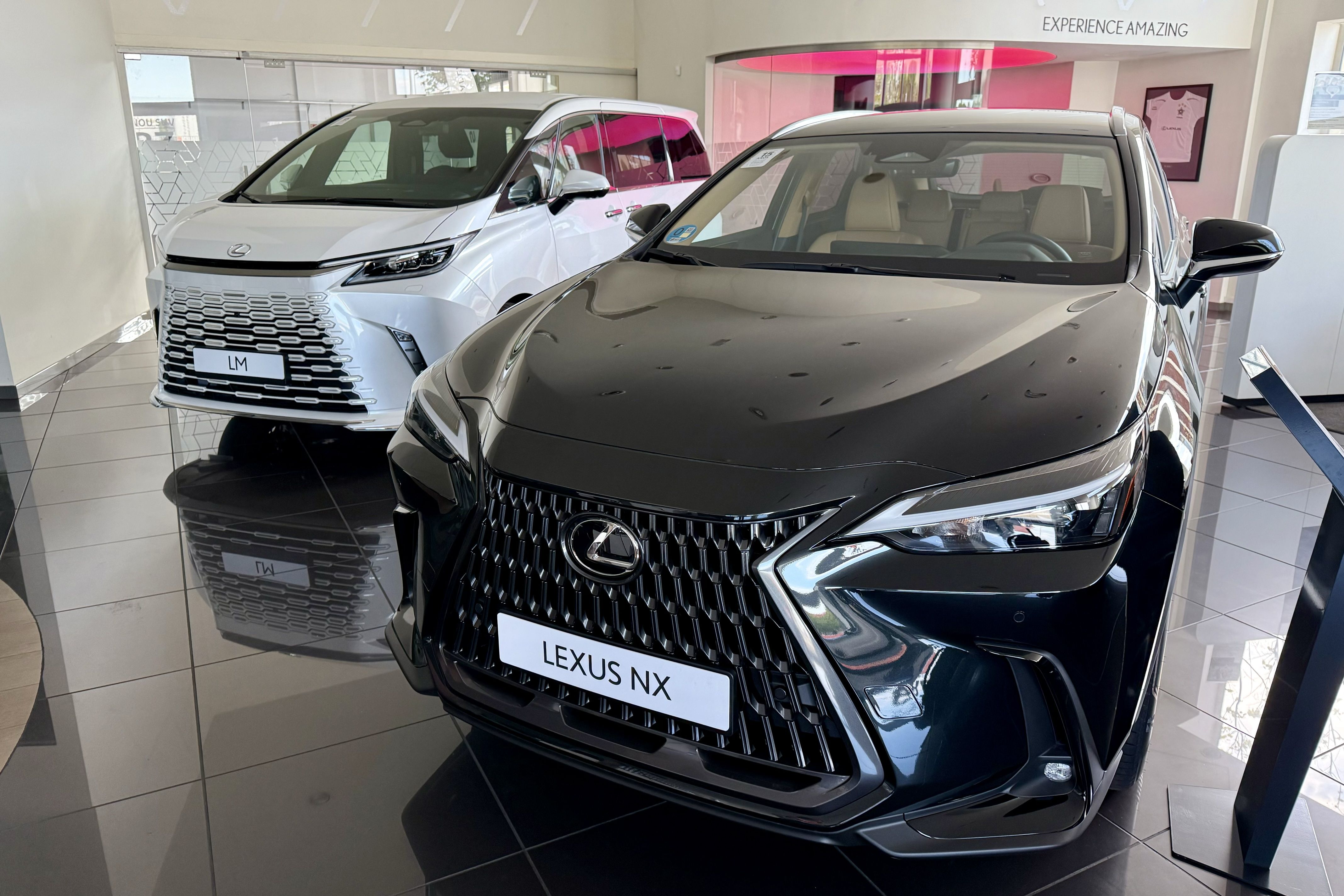 Dos vehicles Lexus al concessionari de Sabadell | Albert Segura (ACN) Dos vehicles Lexus al concessionari de Sabadell | Albert Segura (ACN)