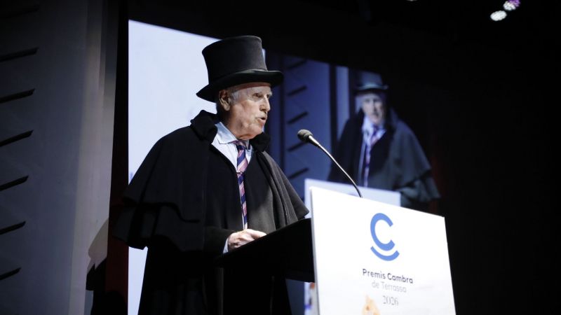 El president de la Cambra de Terrassa, Ramon Talamàs, sorprèn el públic amb barret de copa i capa als Premis Cambra 2026 | Miki Bosch El president de la Cambra de Terrassa, Ramon Talamàs, sorprèn el públic amb barret de copa i capa als Premis Cambra 2026 | Miki Bosch
