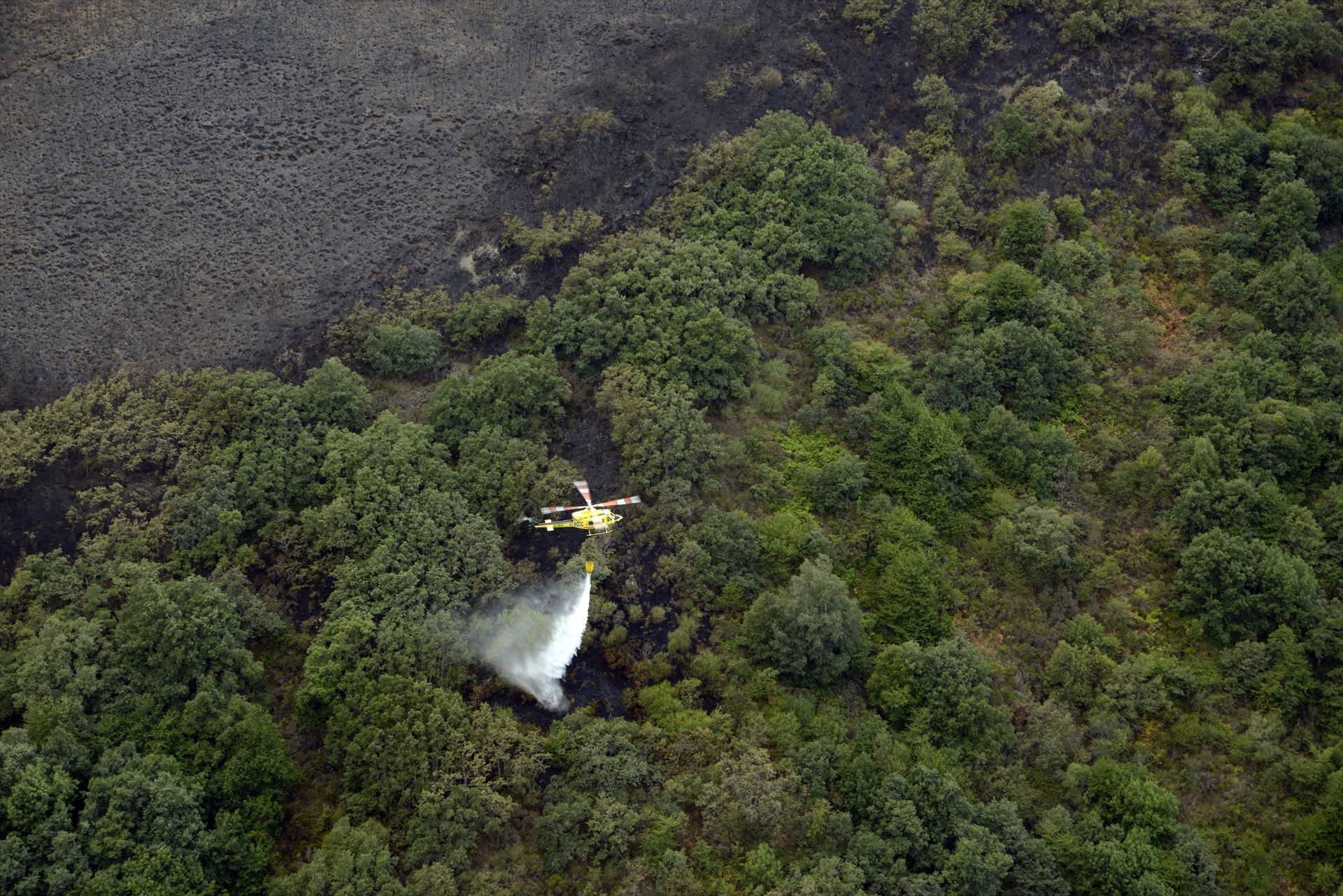 Un helicóptero extingue un incendio en Catalunya | Europa Press