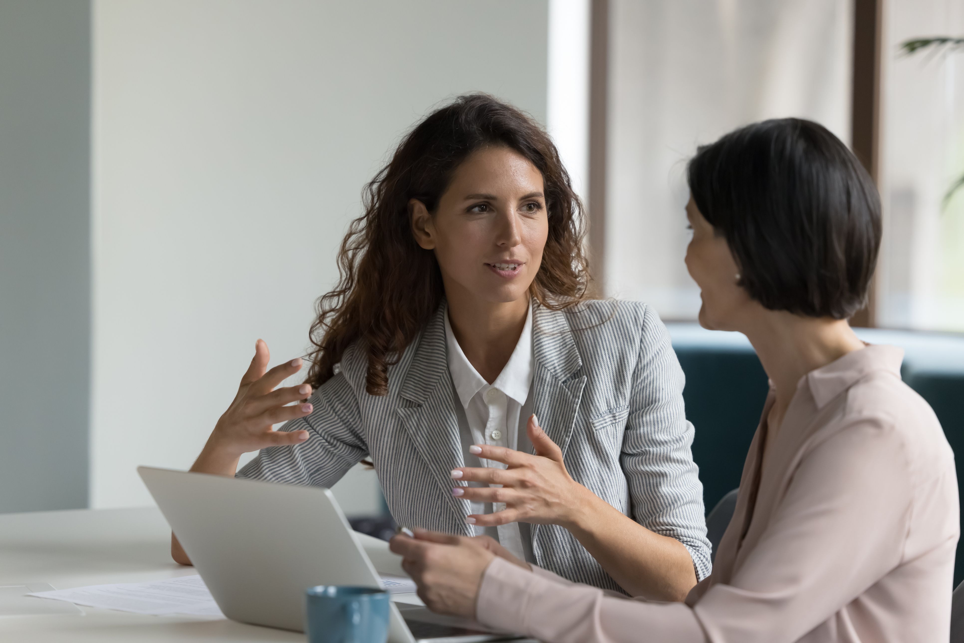 Dues empresàries conversen durant una reunió | iStock Dues empresàries conversen durant una reunió | iStock