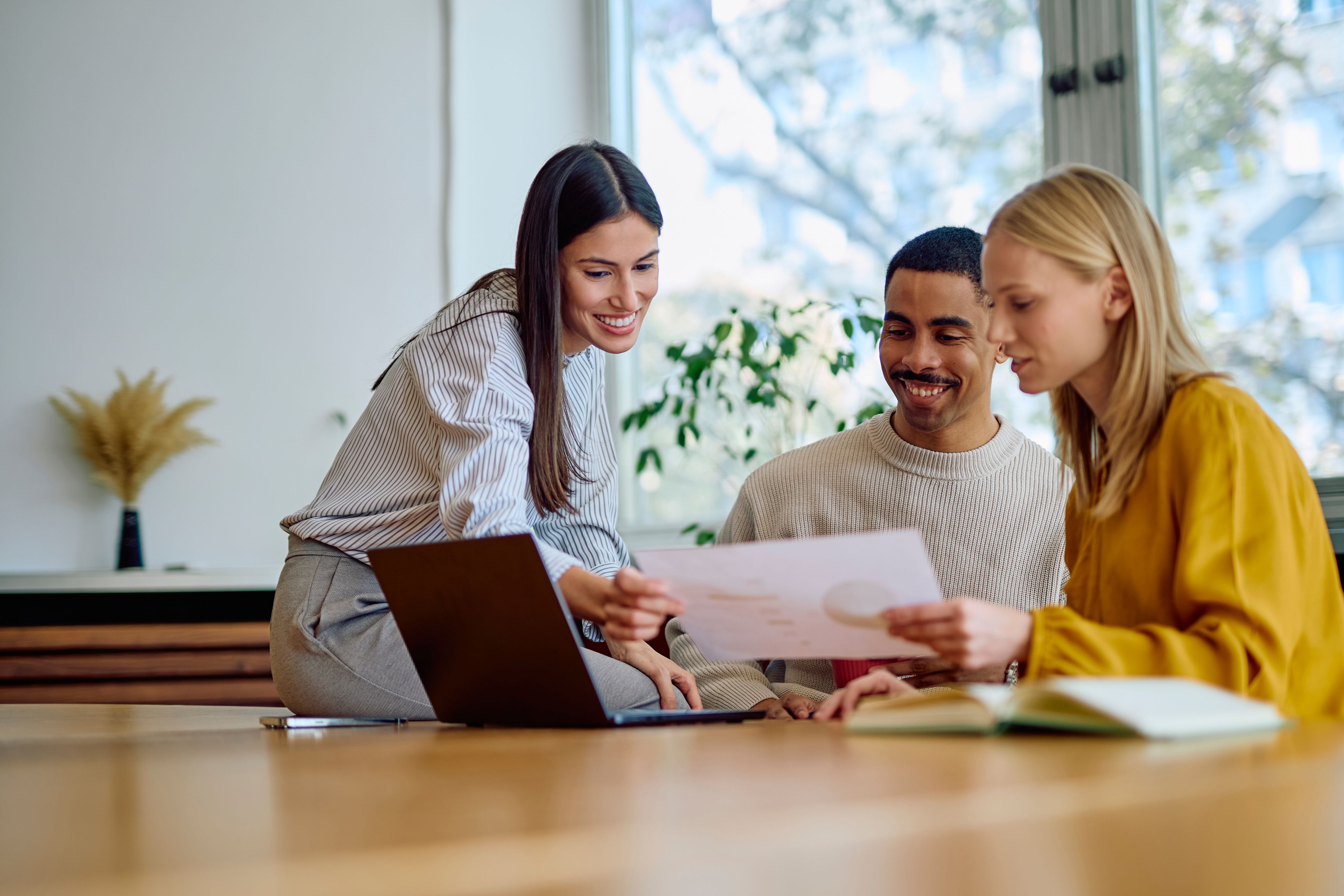 Un equip empresarial conversa durant una reunió | iStock