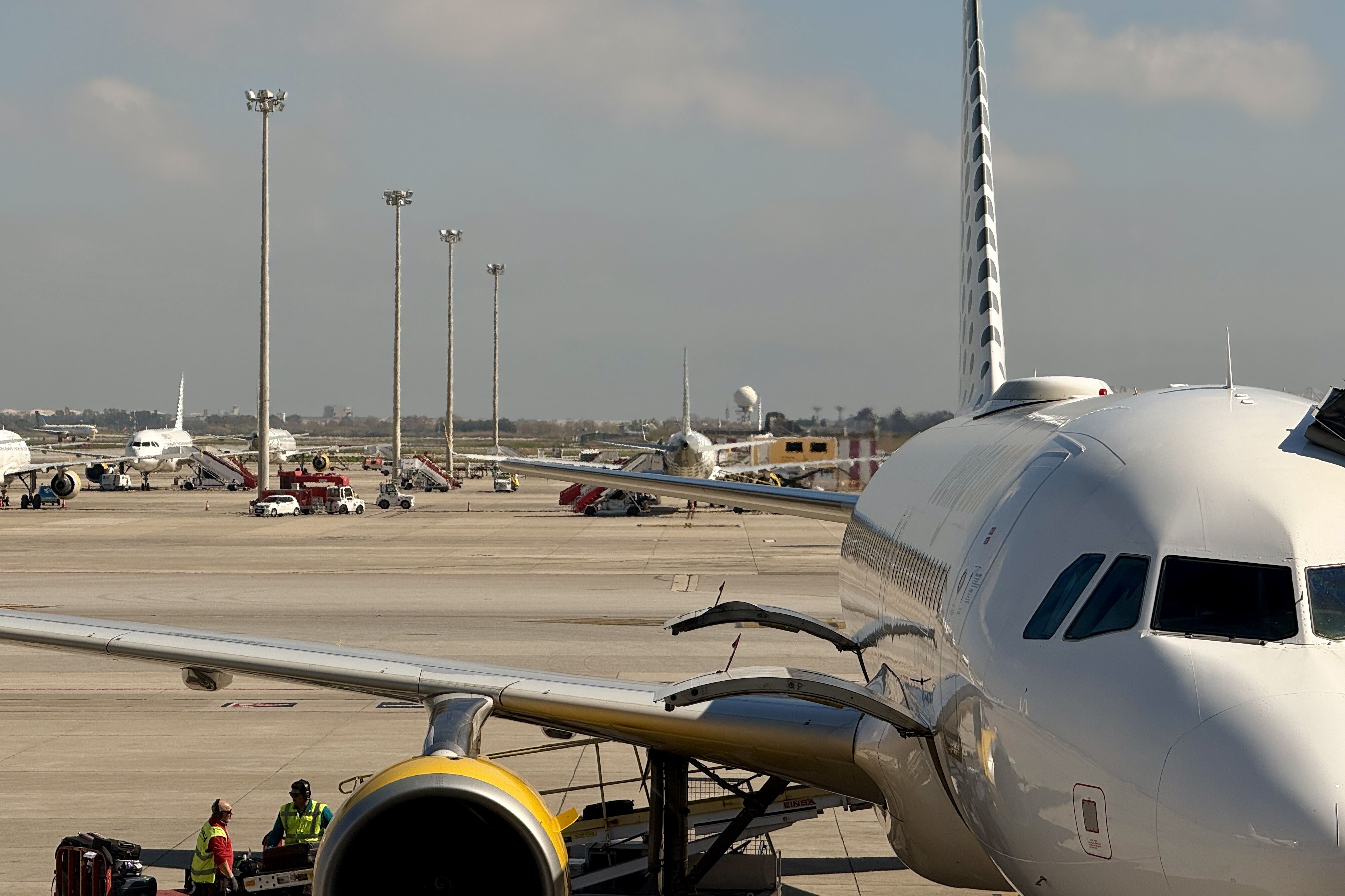 Imatge del servei de handling pujant maletes a un avió de l'aeroport del Prat | Gerard Escaich Folch (ACN) Imatge del servei de handling pujant maletes a un avió de l'aeroport del Prat | Gerard Escaich Folch (ACN)