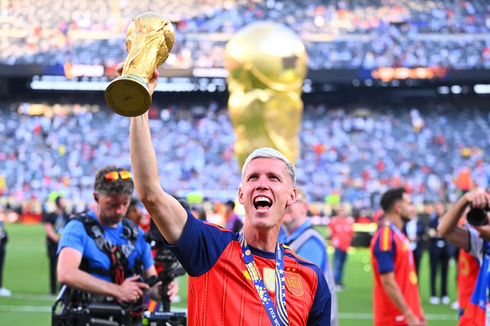 El català Dani Olmo, sostenint el trofeu de la Copa Mundial de futbol | Europa Press