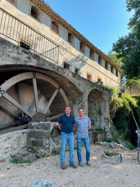 Pere Joan i Jordi Valls, cosins i onzena generació familiar, al molí històric | Cedida Pere Joan i Jordi Valls, cosins i onzena generació familiar, al molí històric | Cedida