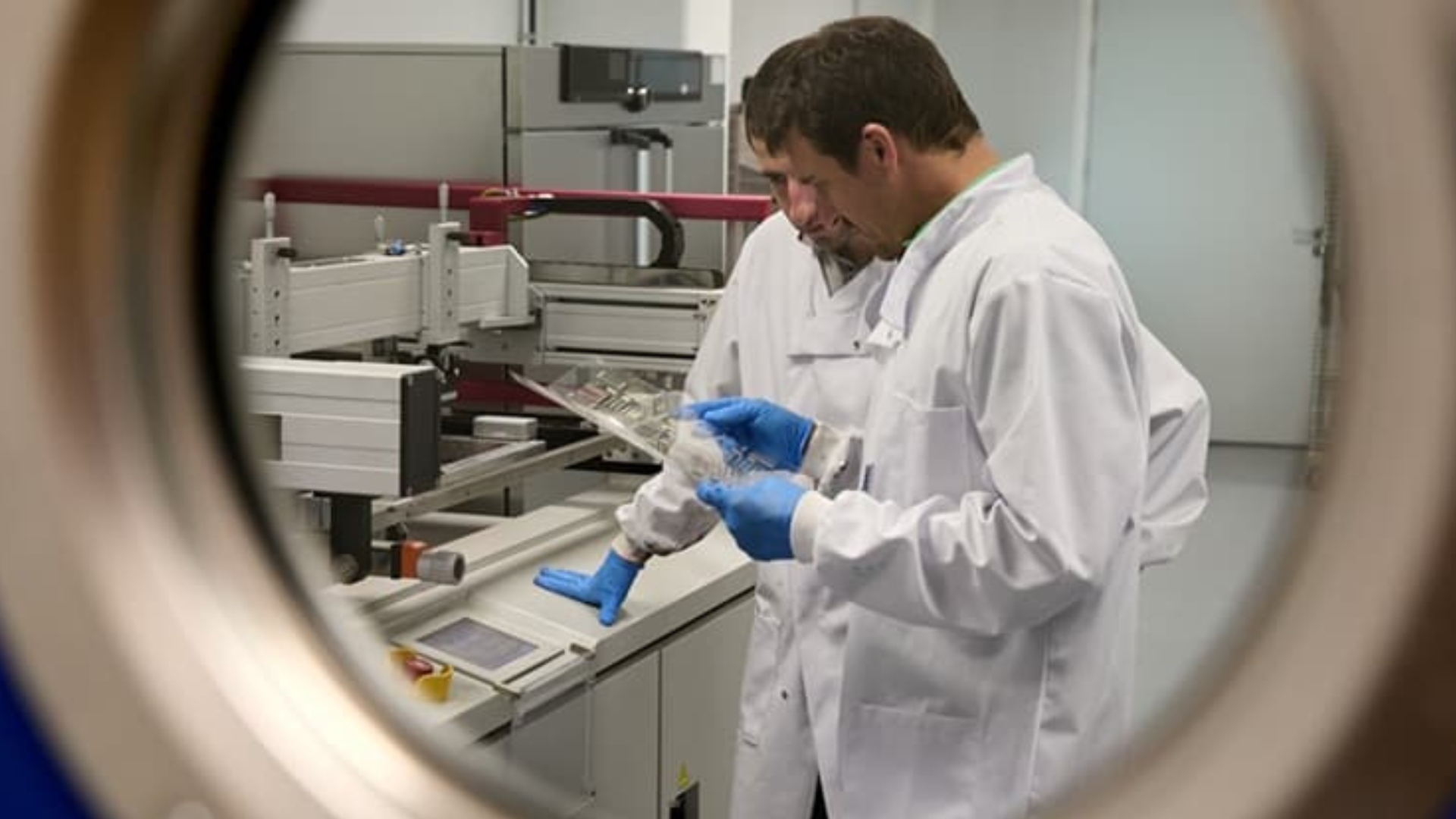 Trabajadores de Thinex en los laboratorios de la empresa | Cedida
