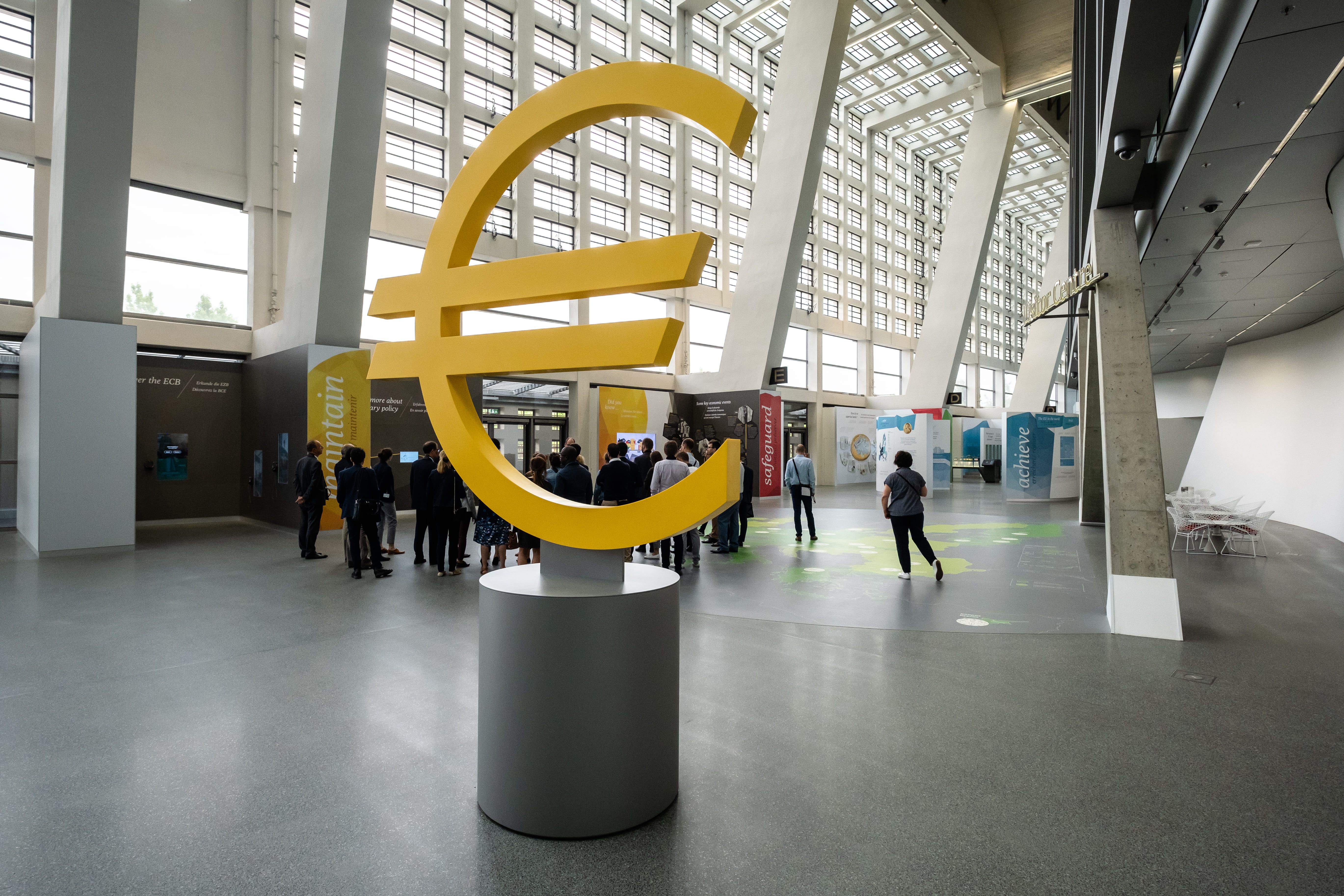 Una escultura representant el símbol de l'euro al BCE | ACN