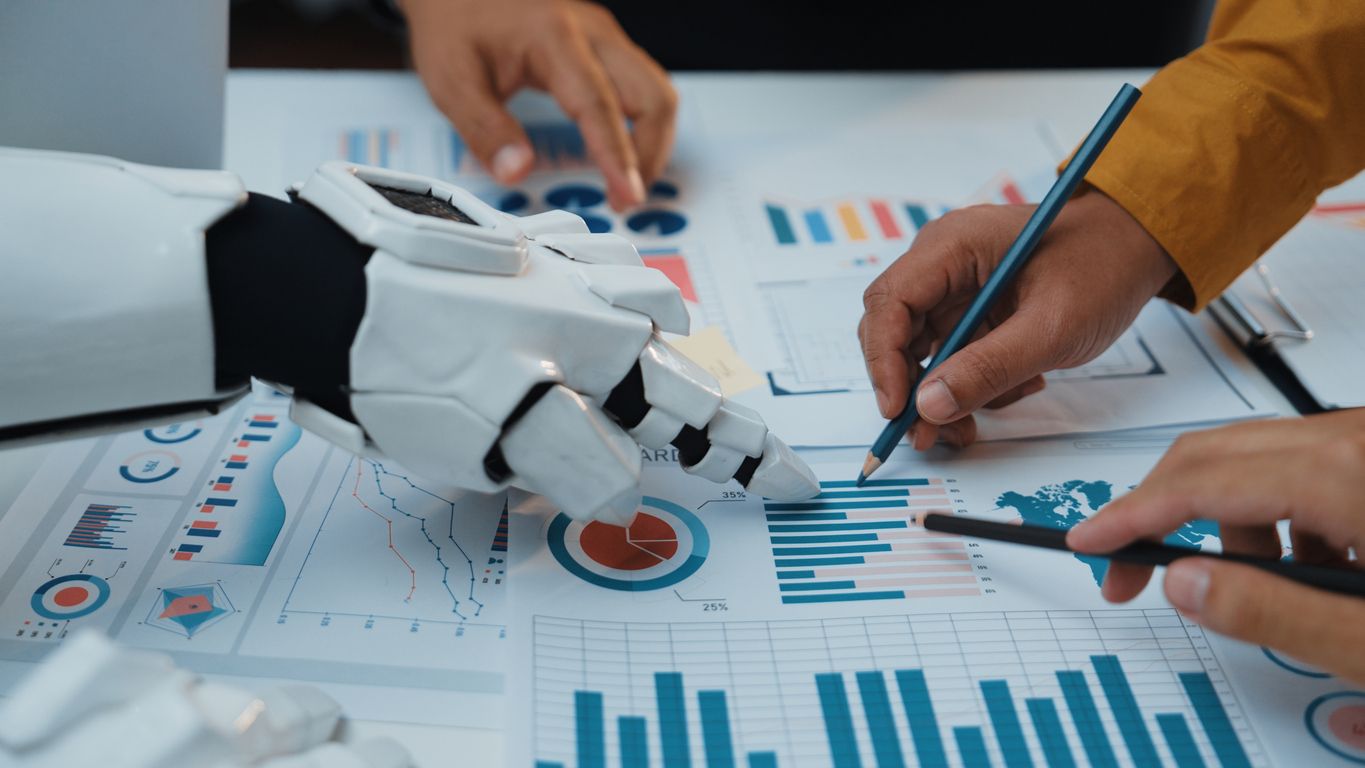 Mà humana i mà robòtica que col·laboren en l'anàlisi de dades amb taules | iStock Mà humana i mà robòtica que col·laboren en l'anàlisi de dades amb taules | iStock