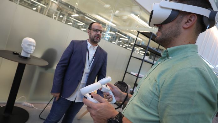 Un visitant opera amb una de les innovacions del DFactory Barcelona | CZFB Un visitant opera amb una de les innovacions del DFactory Barcelona | CZFB