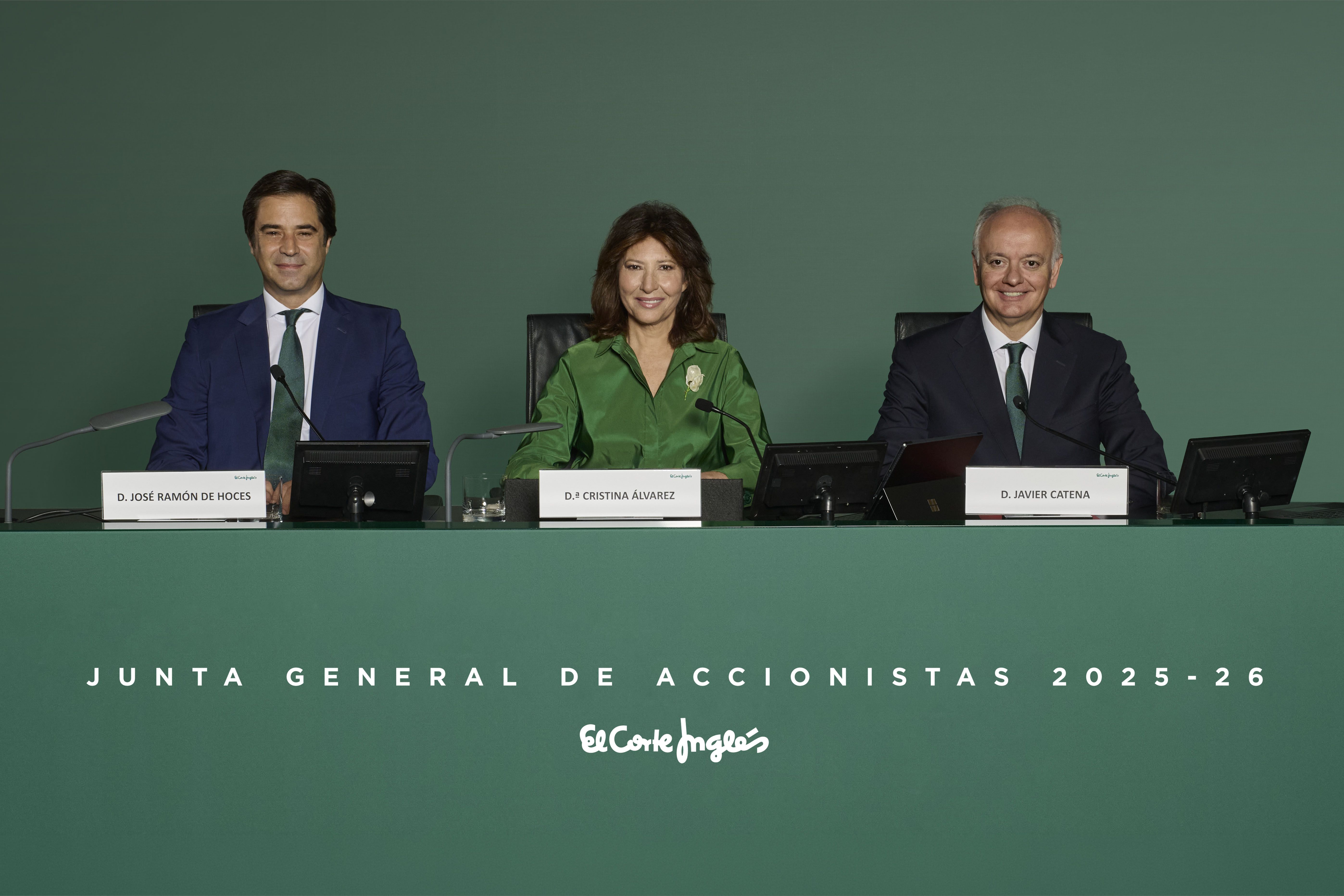 D'esquerra a dreta, el secretari del consell d'El Corte Inglés, José Ramón de Hoces; Cristina Álvarez, presidenta; i el conseller delegat, Javier Catena, a la junta d'accionistes | Cedida