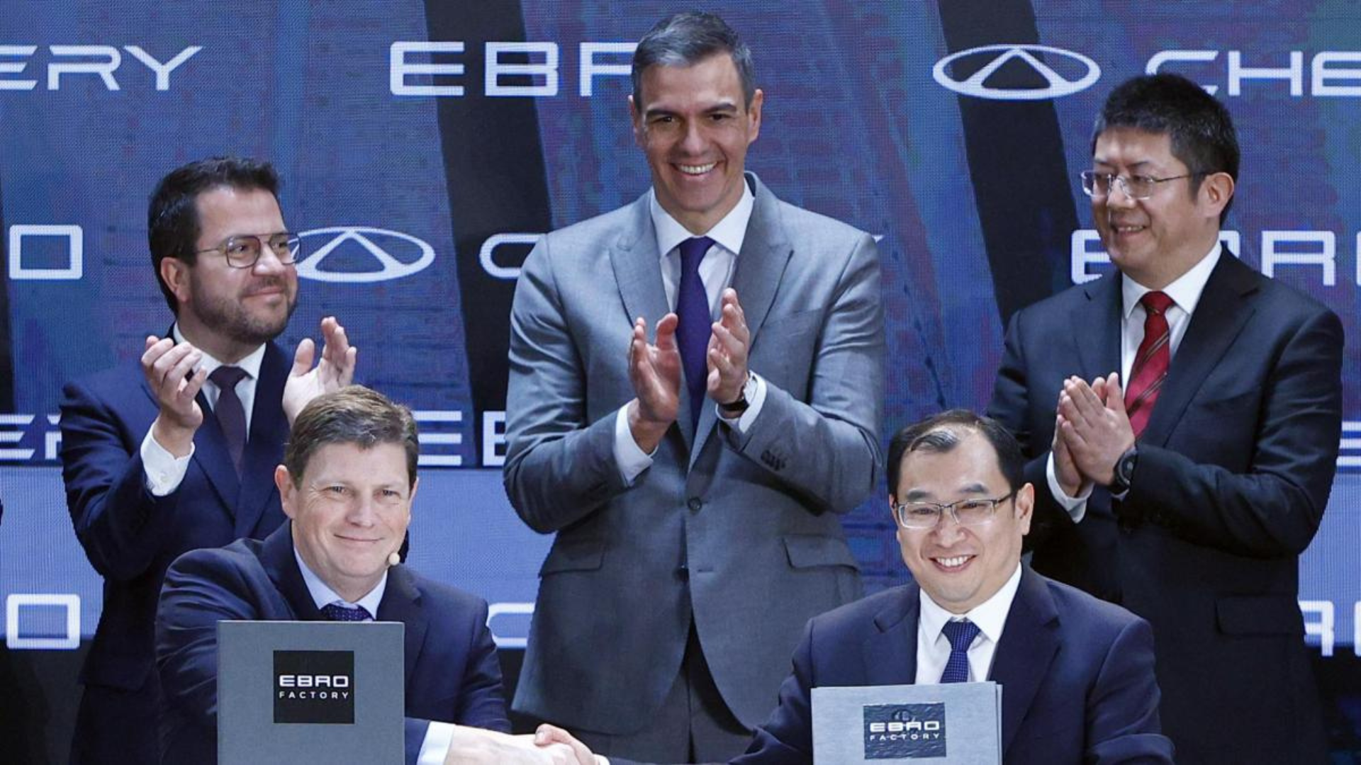 Pere Aragonès, expresident de la Generalitat de Catalunya; Pedro Calef, conseller delegat d'Ebro; Pedro Sánchez, president del govern espanyol; Guibing Zhang, vicepresident executiu de China Automobile, i Shan Xiangqian, vicegovernador de la província d'Anhui | Quique García (EFE)