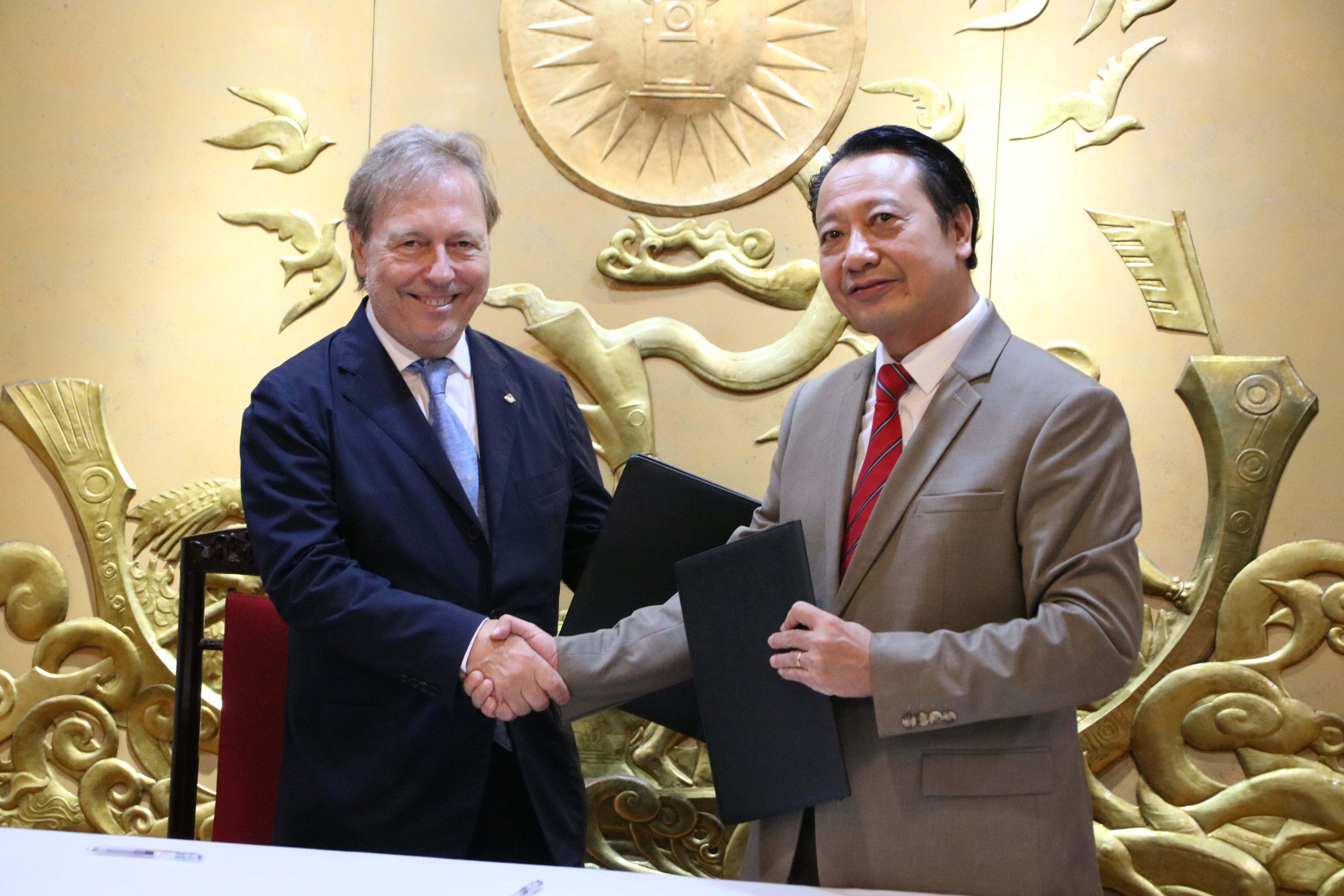El president de la Cambra de Comerç de Barcelona, Josep Santacreu, i el vicepresident de la de Vietnam, Nguyen Quang Vinh, firmen l'acord | Sara Soteras (ACN)
