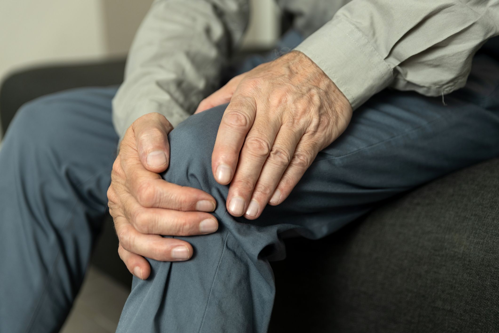 Home gran subjectant el genoll, sentint dolor en l'articulació | iStock Home gran subjectant el genoll, sentint dolor en l'articulació | iStock