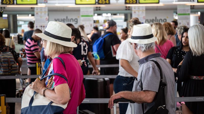 Dos passatgers fan cua entre les cintes de seguretat de Vueling a l'aeroport | Cedida Dos passatgers fan cua entre les cintes de seguretat de Vueling a l'aeroport | Cedida