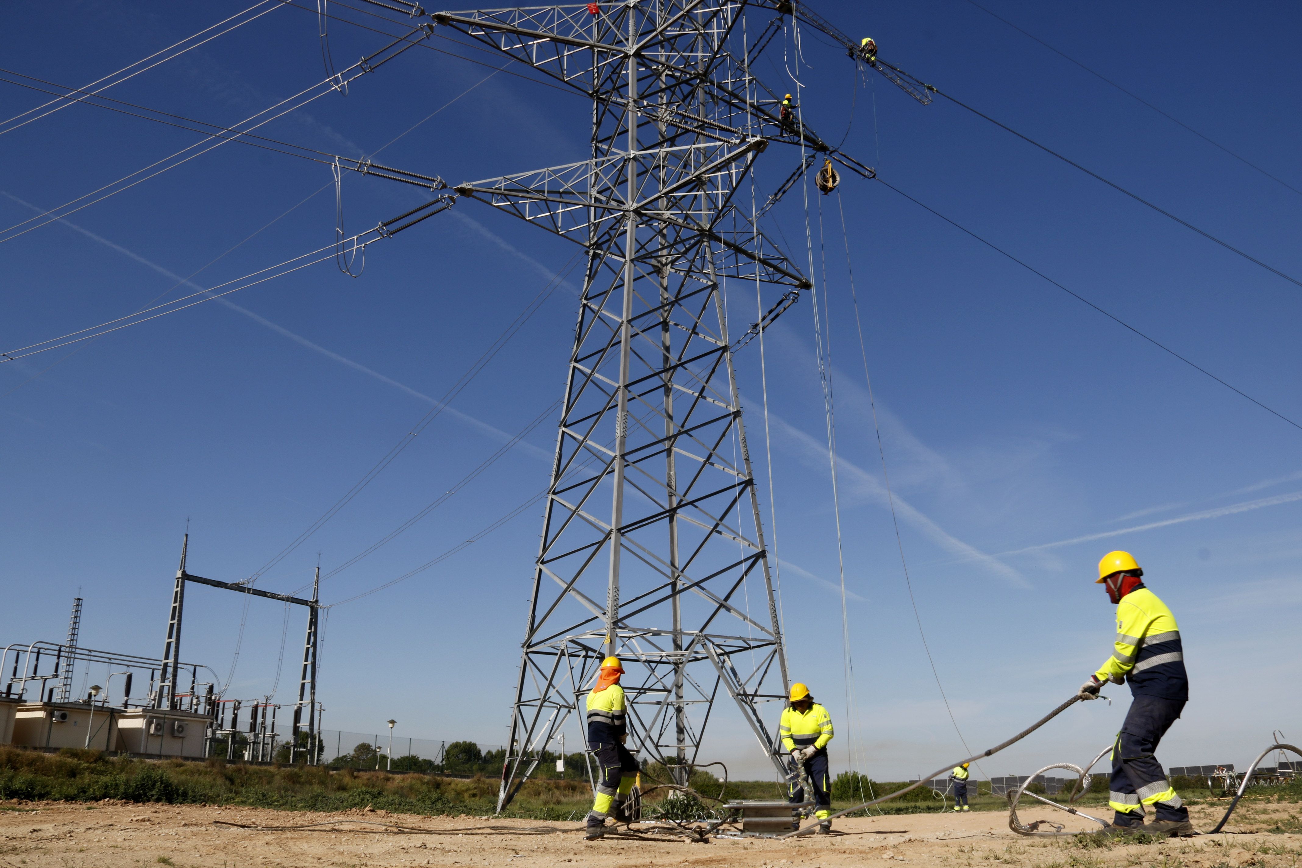 Obras de instalación de la LAT Mangraners - Espluga - Begues | Anna Berga (ACN)