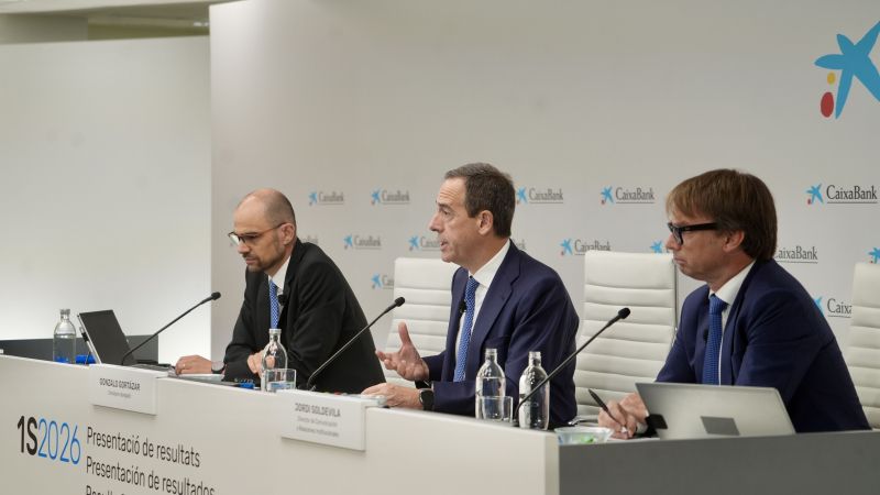 D'esquerra a dreta, Matthias Bulach, director de comptabilitat, control de gestió i capital; Gonzalo Gortázar, conseller delegat; i Jordi Soldevila, director de comunicació i relacions institucionals de CaixaBank | Eduardo Manzana (Europa Press)