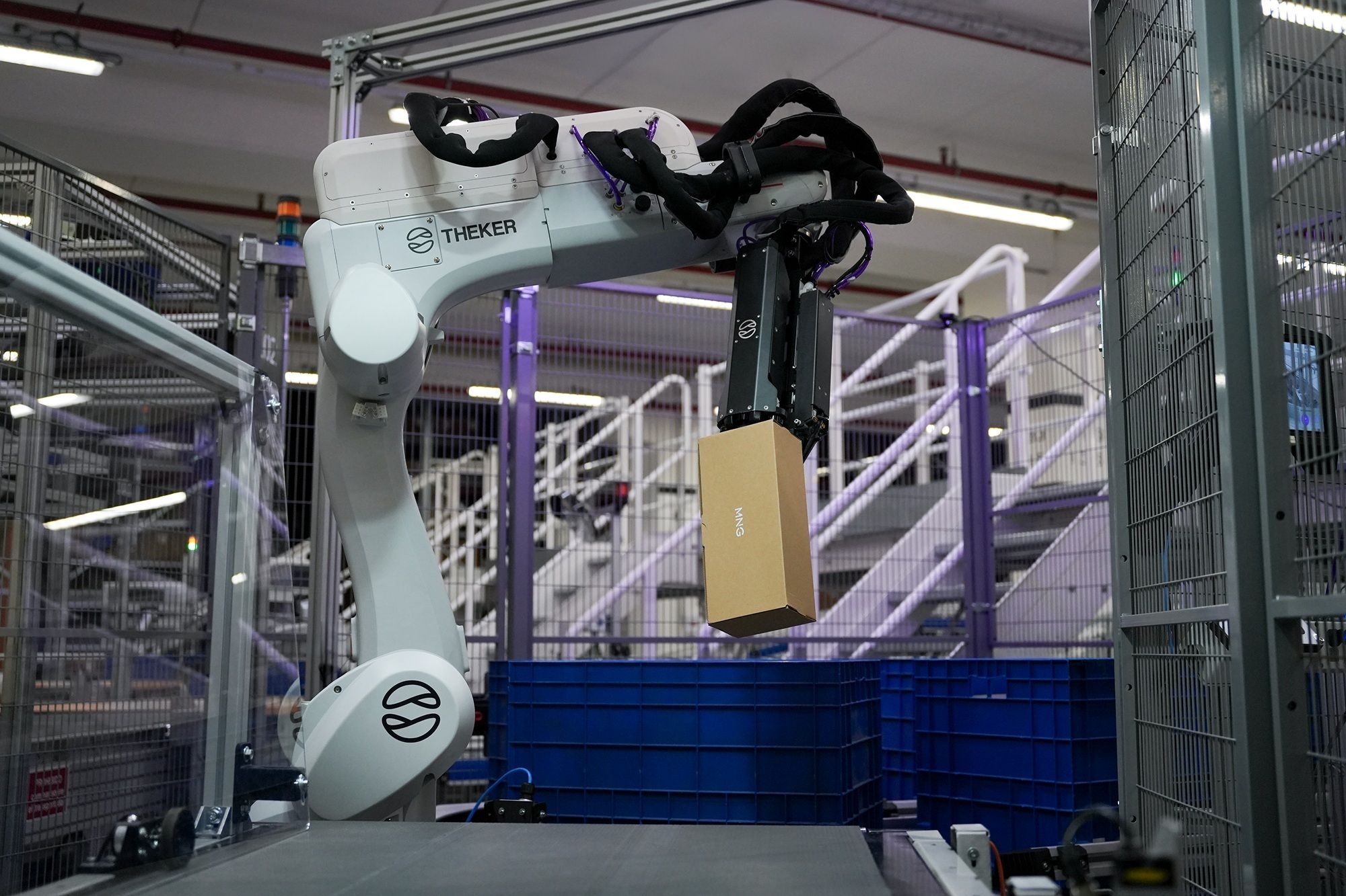Uno de los robots inteligentes de Theker en las instalaciones de Mango | Europa Press