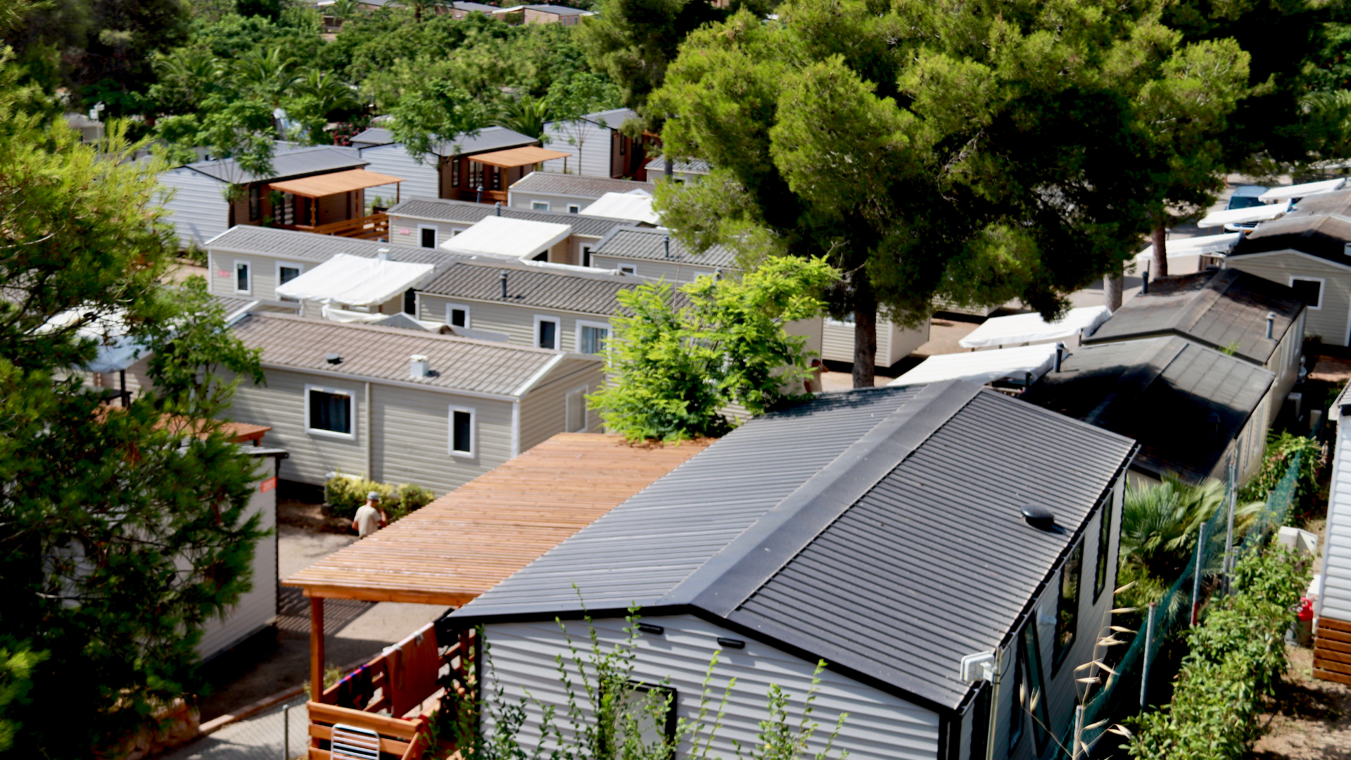 Vista alçada de diversos bungalous d’un càmping | Gemma Sánchez Bonel (ACN)