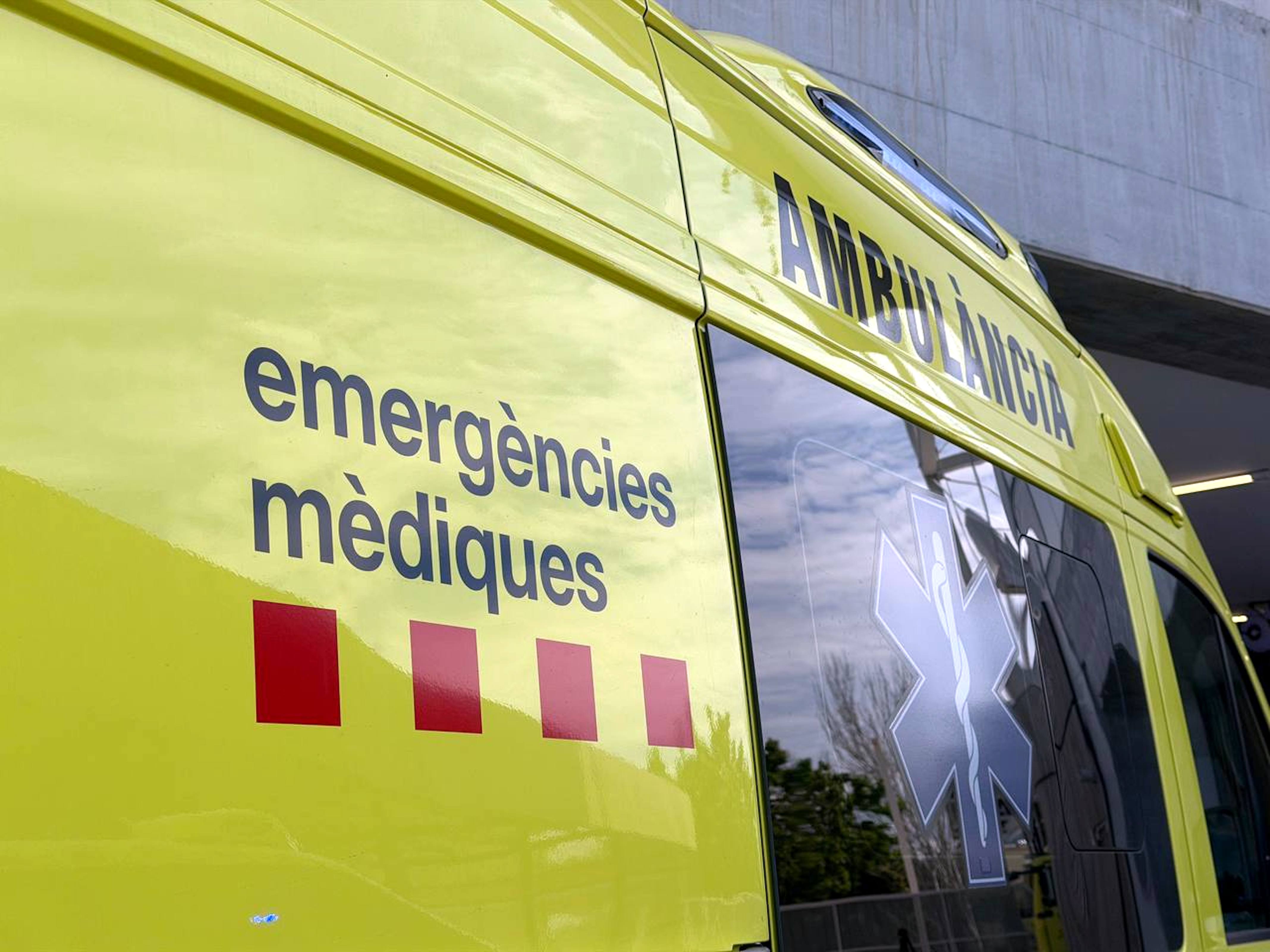 Lateral d'una ambulància del SEM per atendre emergències mèdiques | Laura Fíguls (ACN) Lateral d'una ambulància del SEM per atendre emergències mèdiques | Laura Fíguls (ACN)