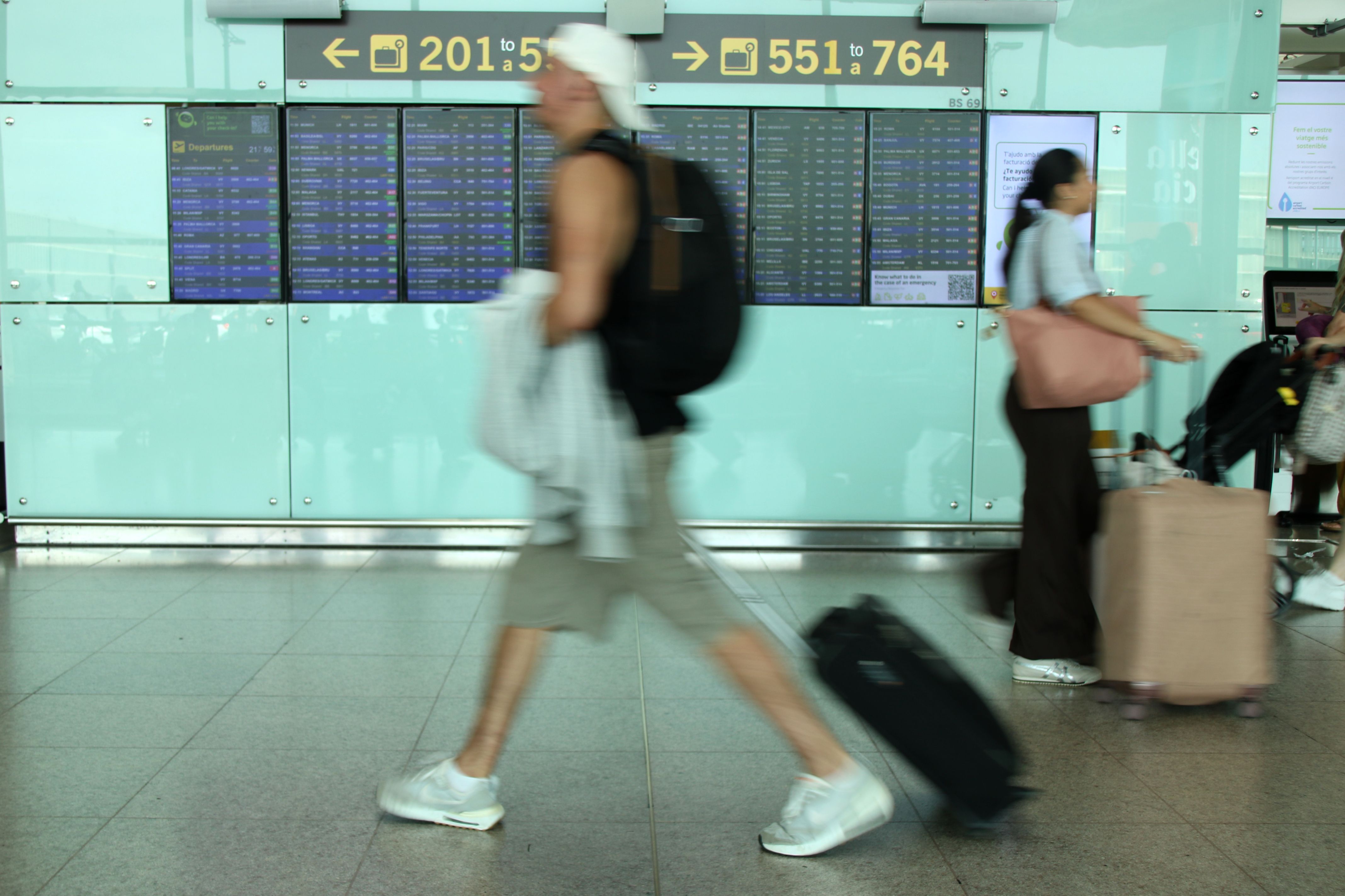 Un passatger a la terminal 1 de l'aeroport del Prat | Albert Hernàndez Ventós (ACN) Un passatger a la terminal 1 de l'aeroport del Prat | Albert Hernàndez Ventós (ACN)