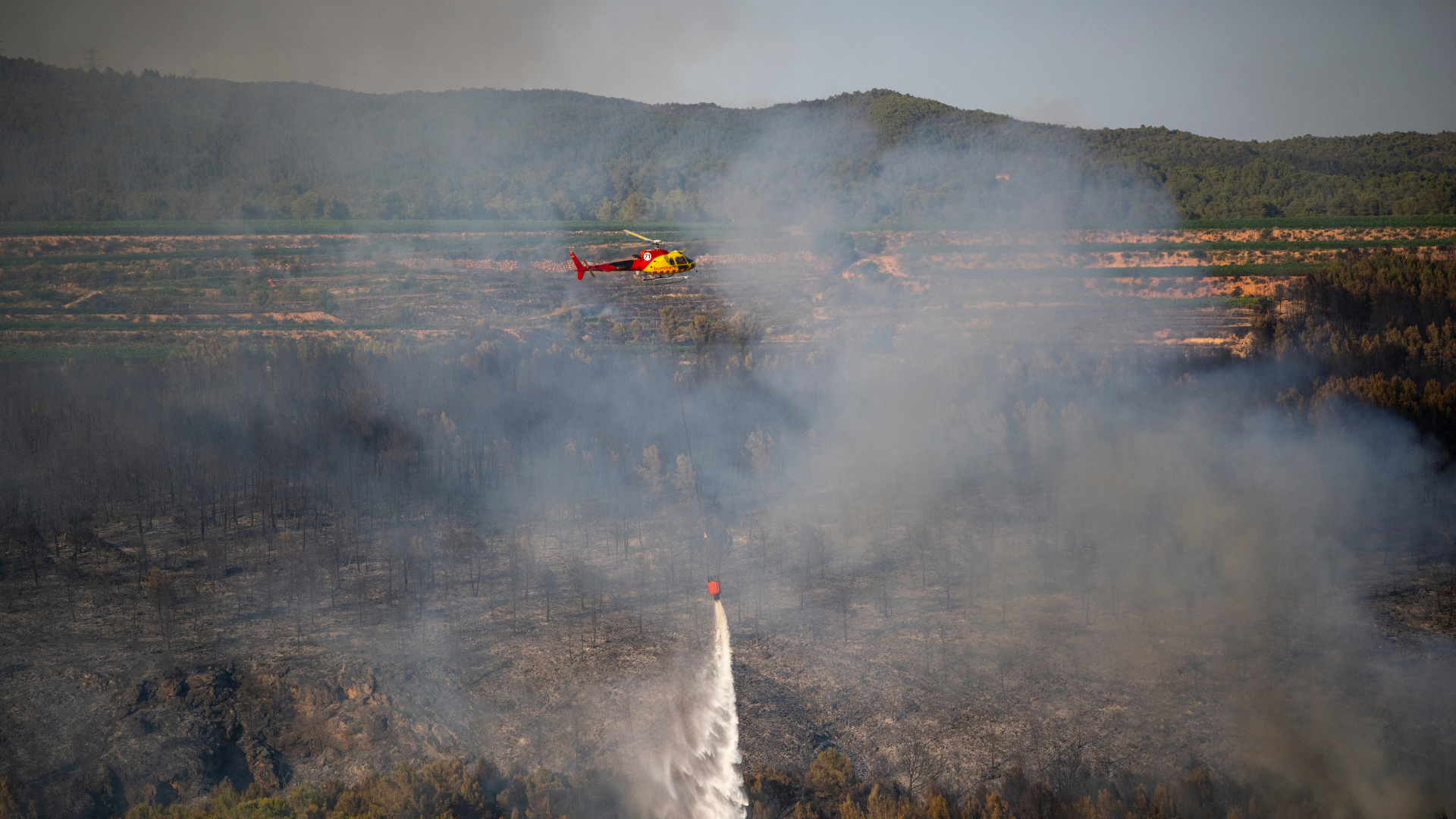 Un helicòpter bombarder treballa en l'extinció de l'incendi del Pla de Manlleu a Aiguamúrcia, Tarragona | Lorena Sopêna (Europa Press)