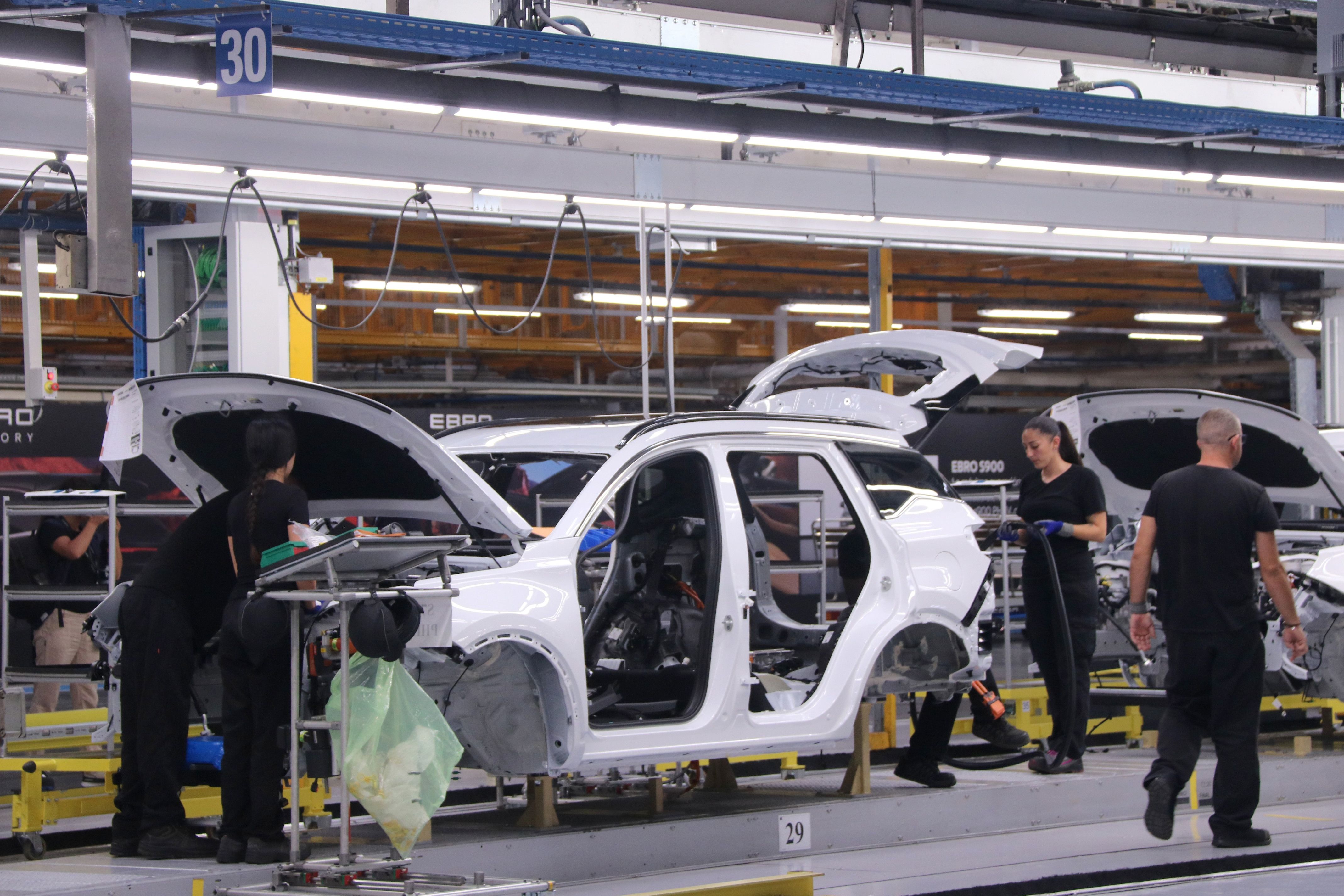 Un cotxe en fabricació a la nova línia de producció M1 d'Ebro a la planta de la Zona Franca | Maria Asmarat (ACN) 