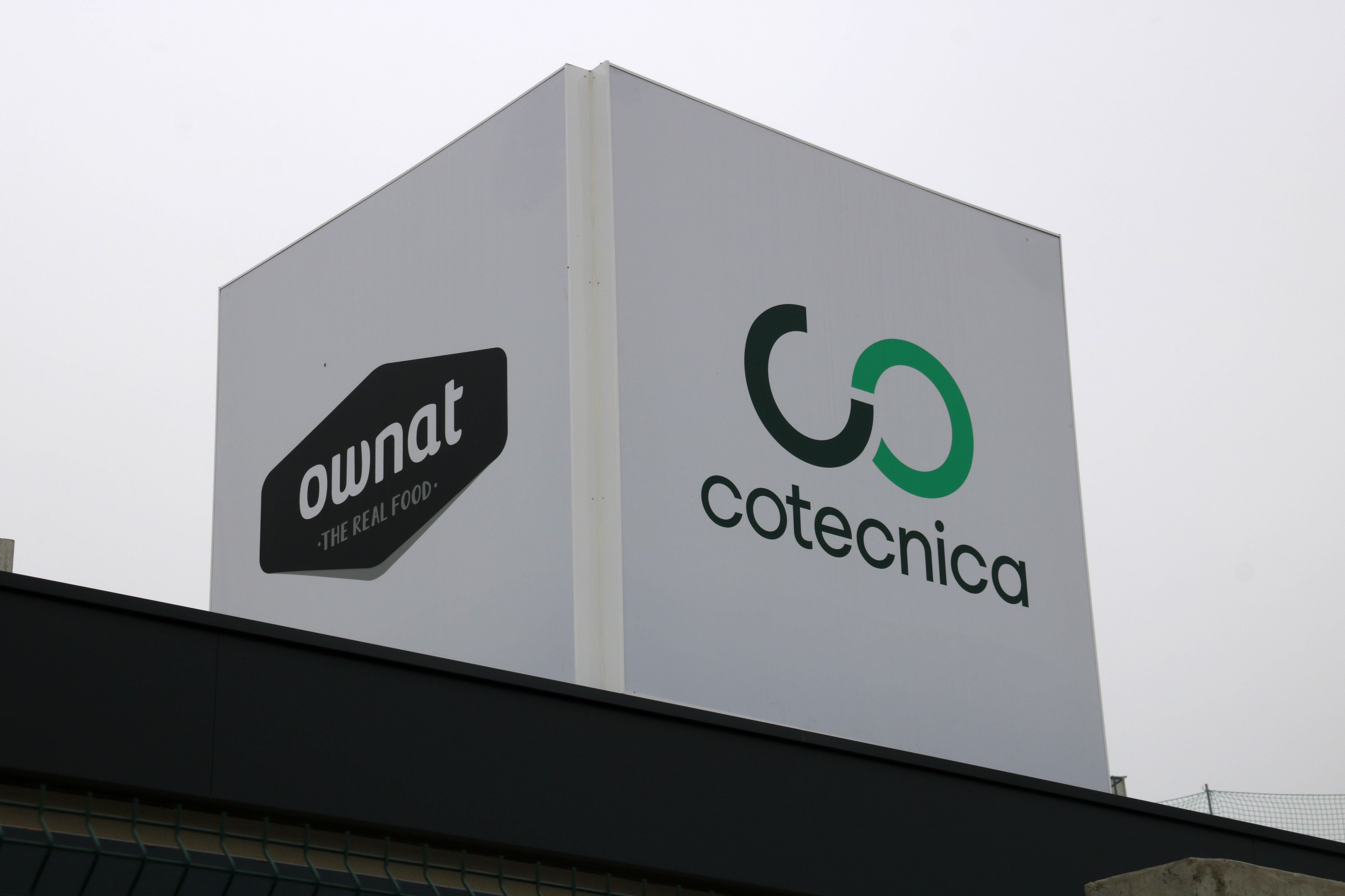 Rètols de Cotecnica i Ownat a la seu de la firma a Bellpuig | Anna Berga (ACN)