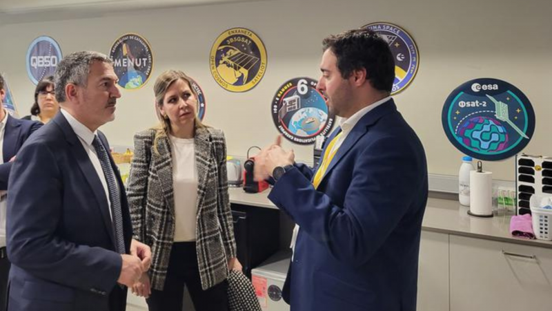 El conseller d'Empresa i Treball, Miquel Sàmper, i la secretària de Polítiques Digitals, Maria Galindo, en una visita a Open Cosmos | Departament d'Empresa i Treball El conseller d'Empresa i Treball, Miquel Sàmper, i la secretària de Polítiques Digitals, Maria Galindo, en una visita a Open Cosmos | Departament d'Empresa i Treball