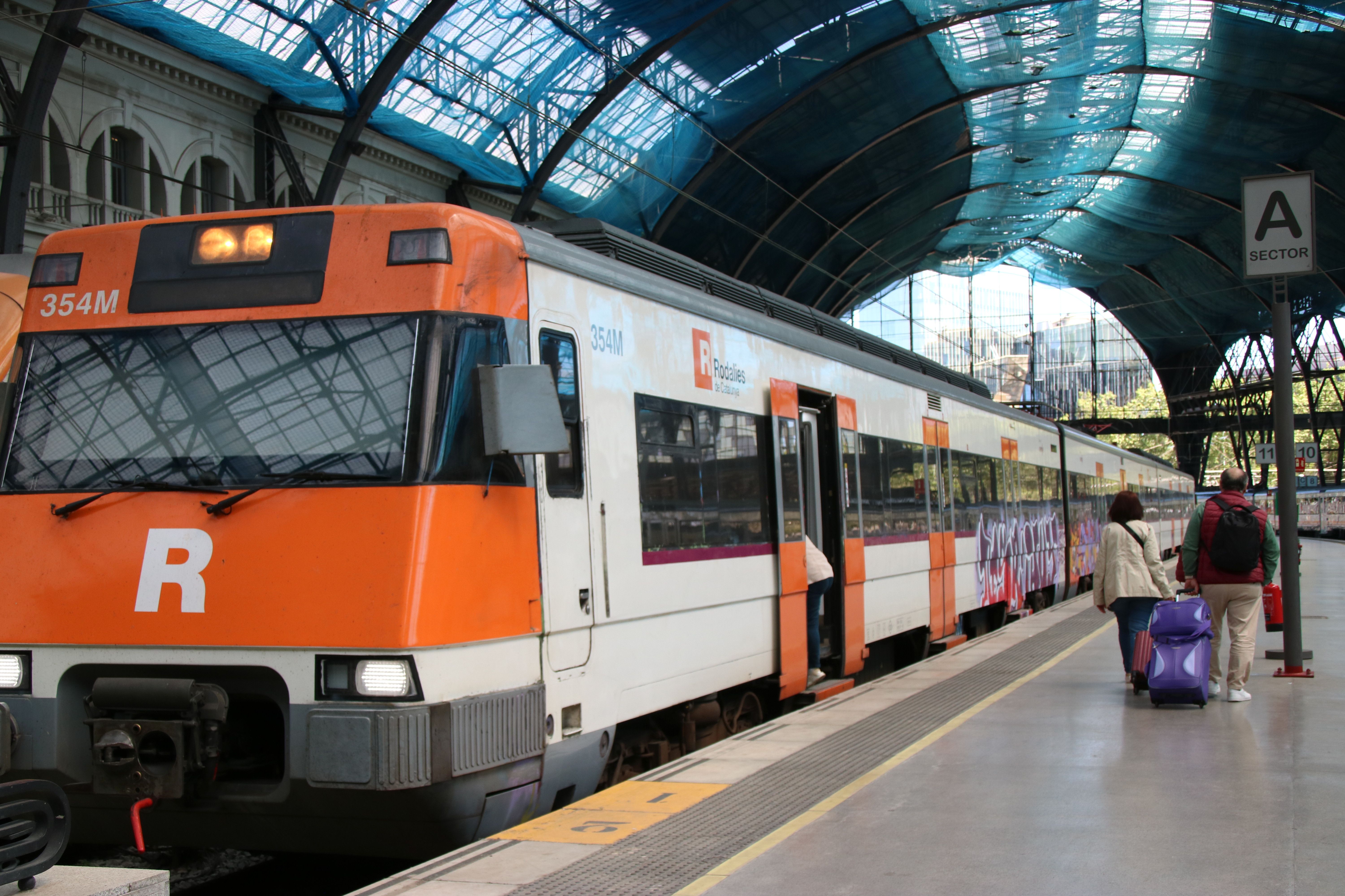 Usuaris pujant al tren a l'estació de França | Albert Hernàndez (ACN) Usuaris pujant al tren a l'estació de França | Albert Hernàndez (ACN)