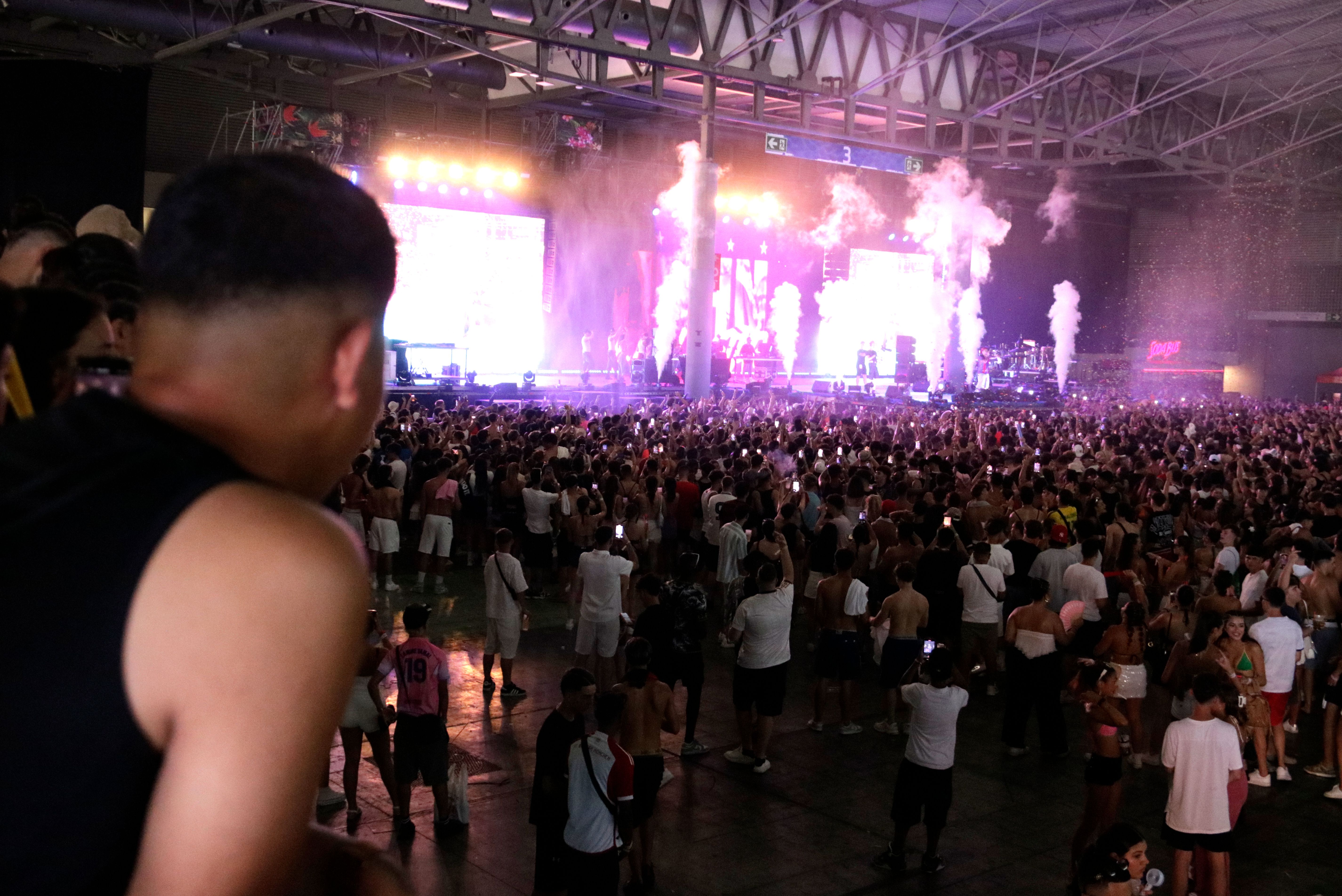 El primer concert del dia al Reggaeton Beach Festival | Pau Cortina (ACN) El primer concert del dia al Reggaeton Beach Festival | Pau Cortina (ACN)