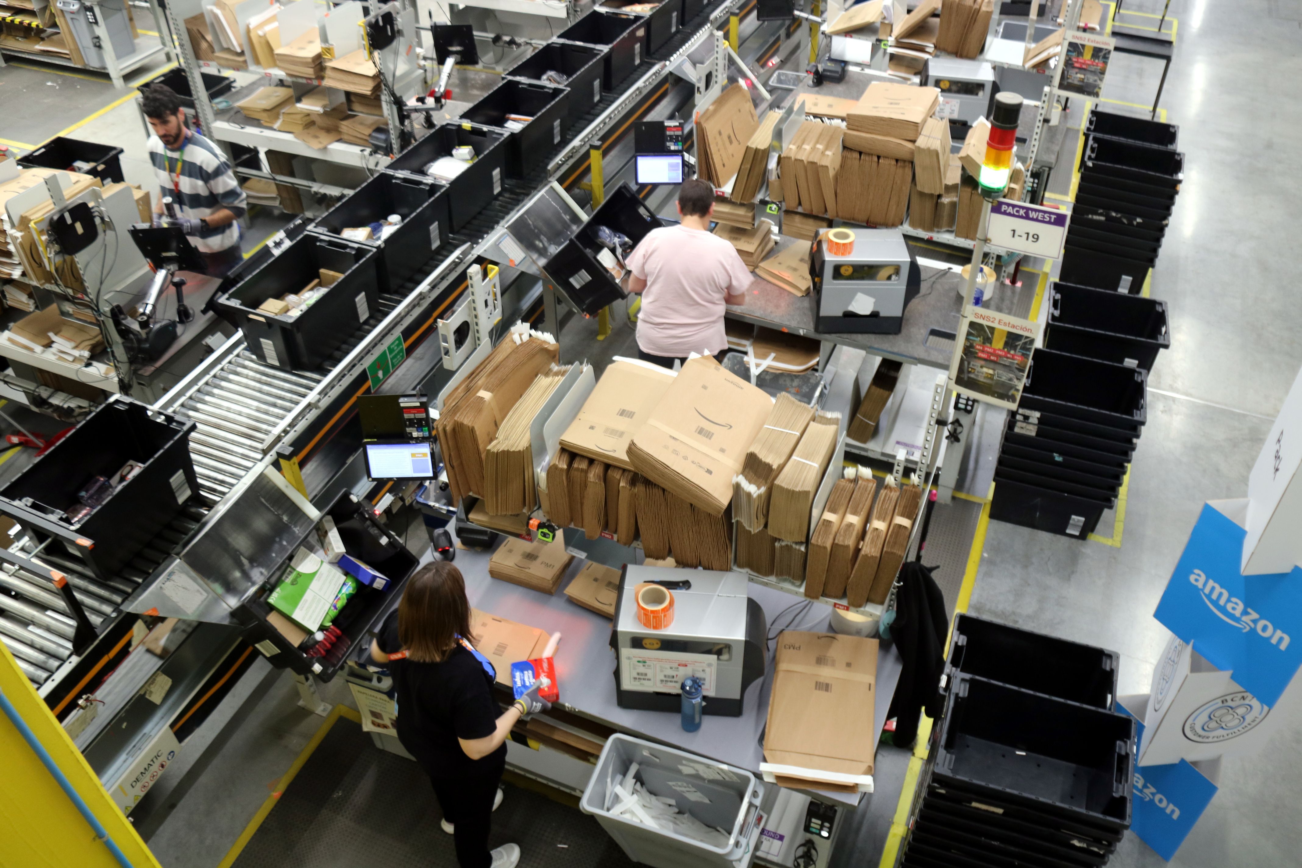 Treballadores d'Amazon empaquetant productes | Àlex Recolons (ACN)