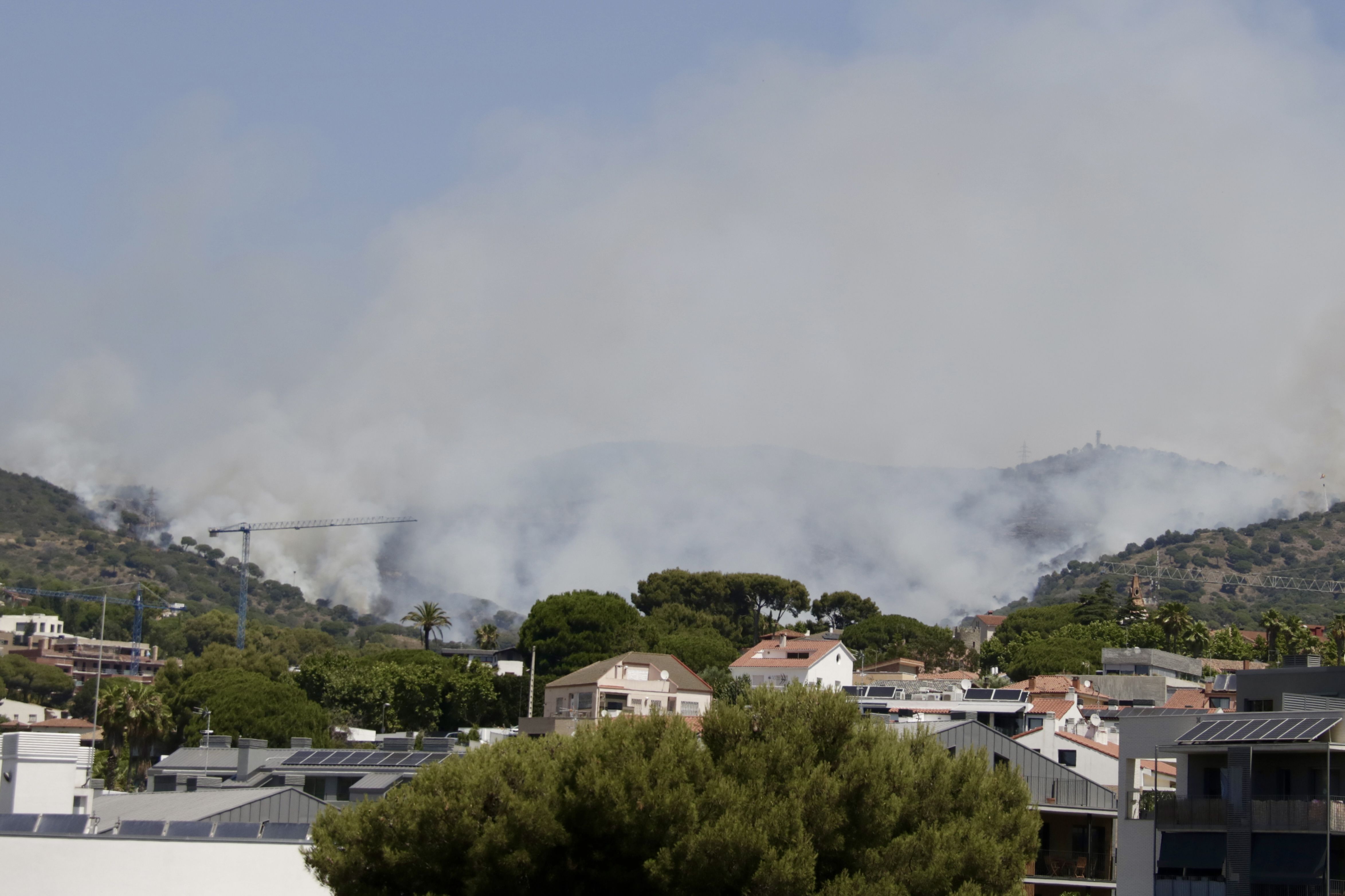 Fum a la zona de l'incendi forestal de Tiana | Jordi Pujolar (ACN) Fum a la zona de l'incendi forestal de Tiana | Jordi Pujolar (ACN)
