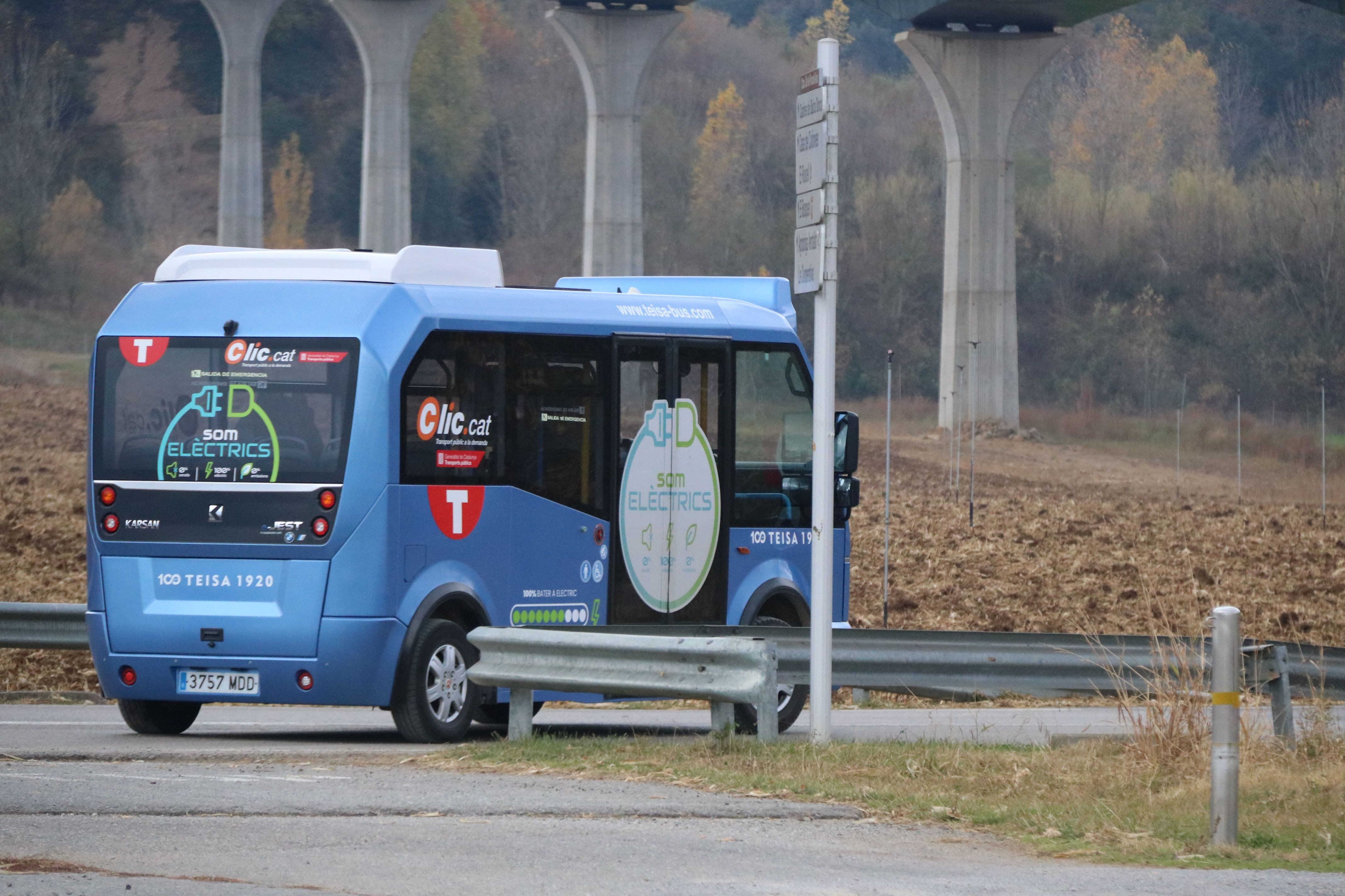 Un bus elèctric a demanda a la zona de la Vall d'en Bas | Gerard Vilà (ACN) Un bus elèctric a demanda a la zona de la Vall d'en Bas | Gerard Vilà (ACN)