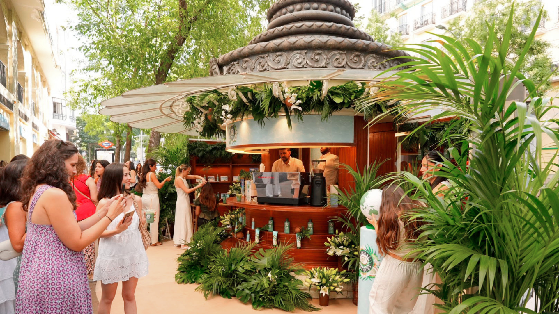 Un quiosc de Madrid transformat per Go-PopUp en una botiga efímera d'Herbal Essences | Cedida